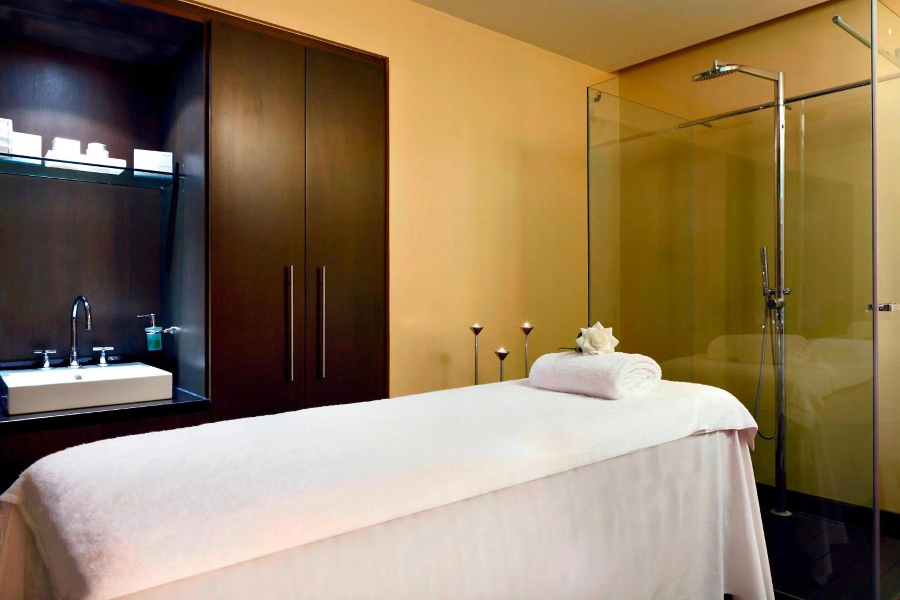Spa and wellness centre/facilities, Bed in The Westin Chennai Velachery