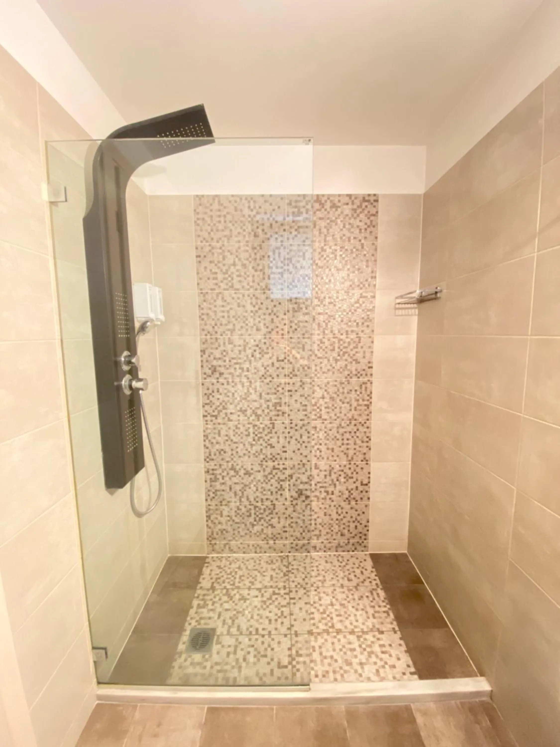 Shower in Tins Hotel City - Athens