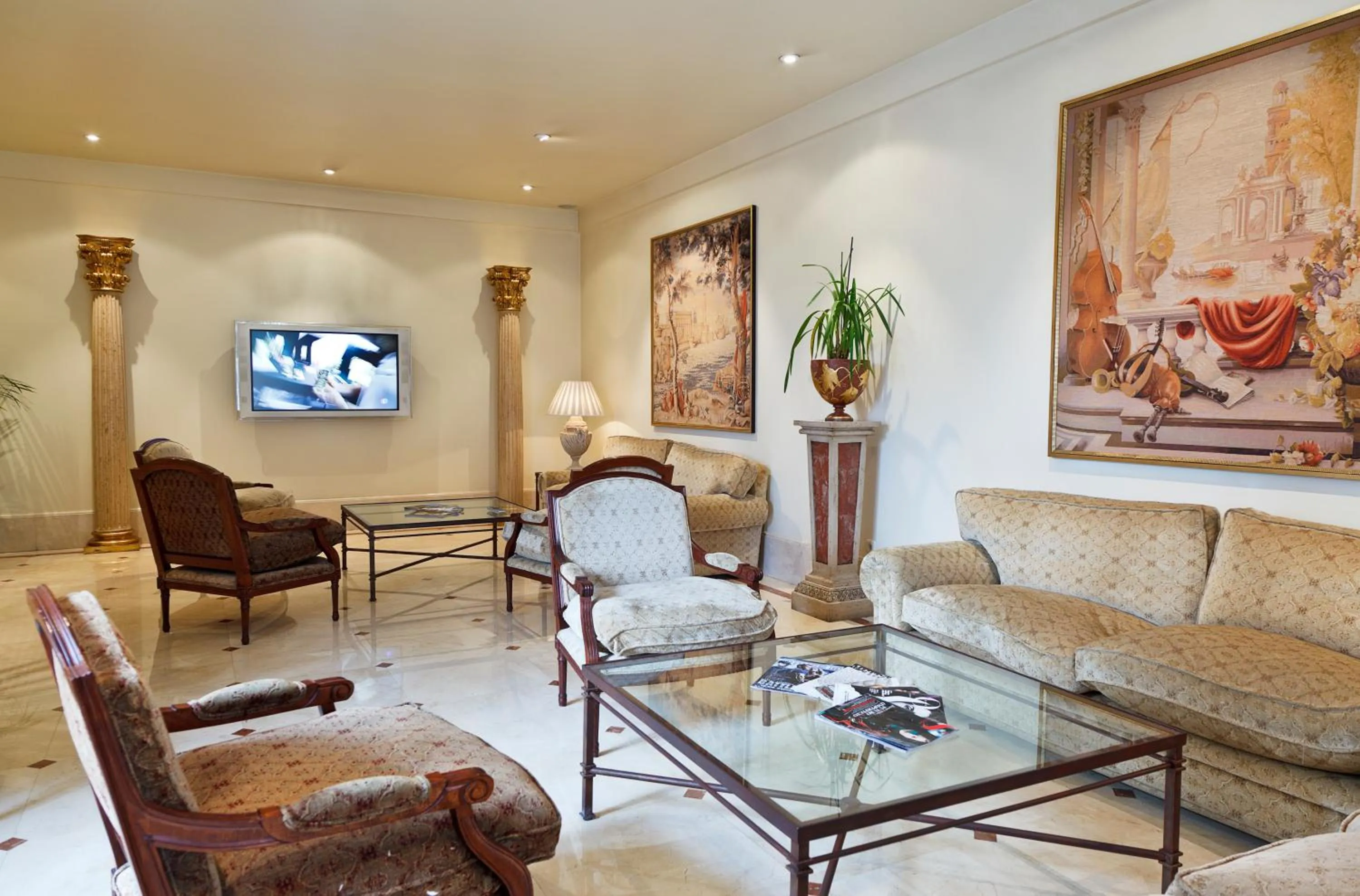 Communal lounge/ TV room in Hotel Atlántico