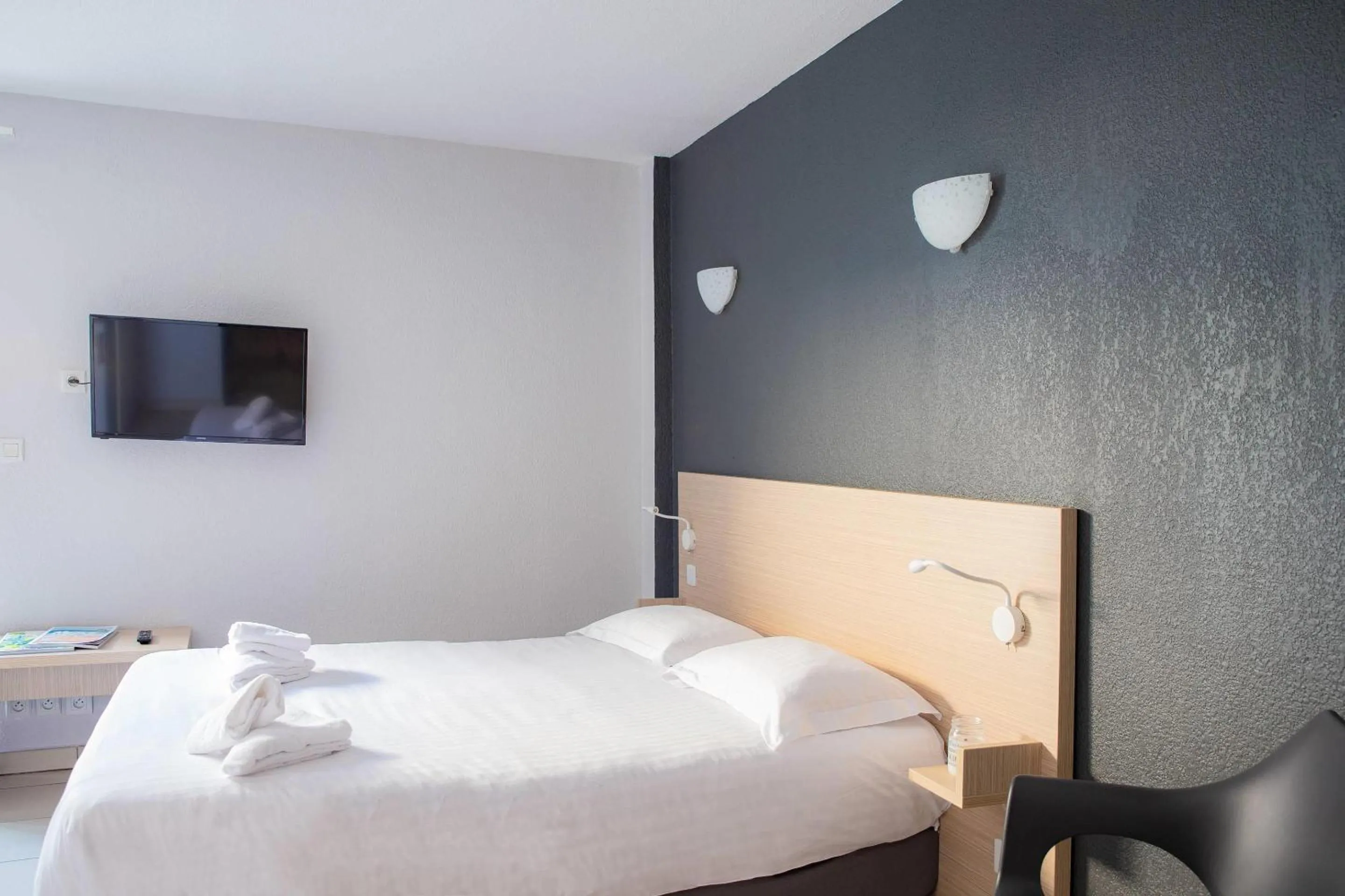 Bedroom, Bed in Comfort Aparthotel Frejus La Tour de Mare