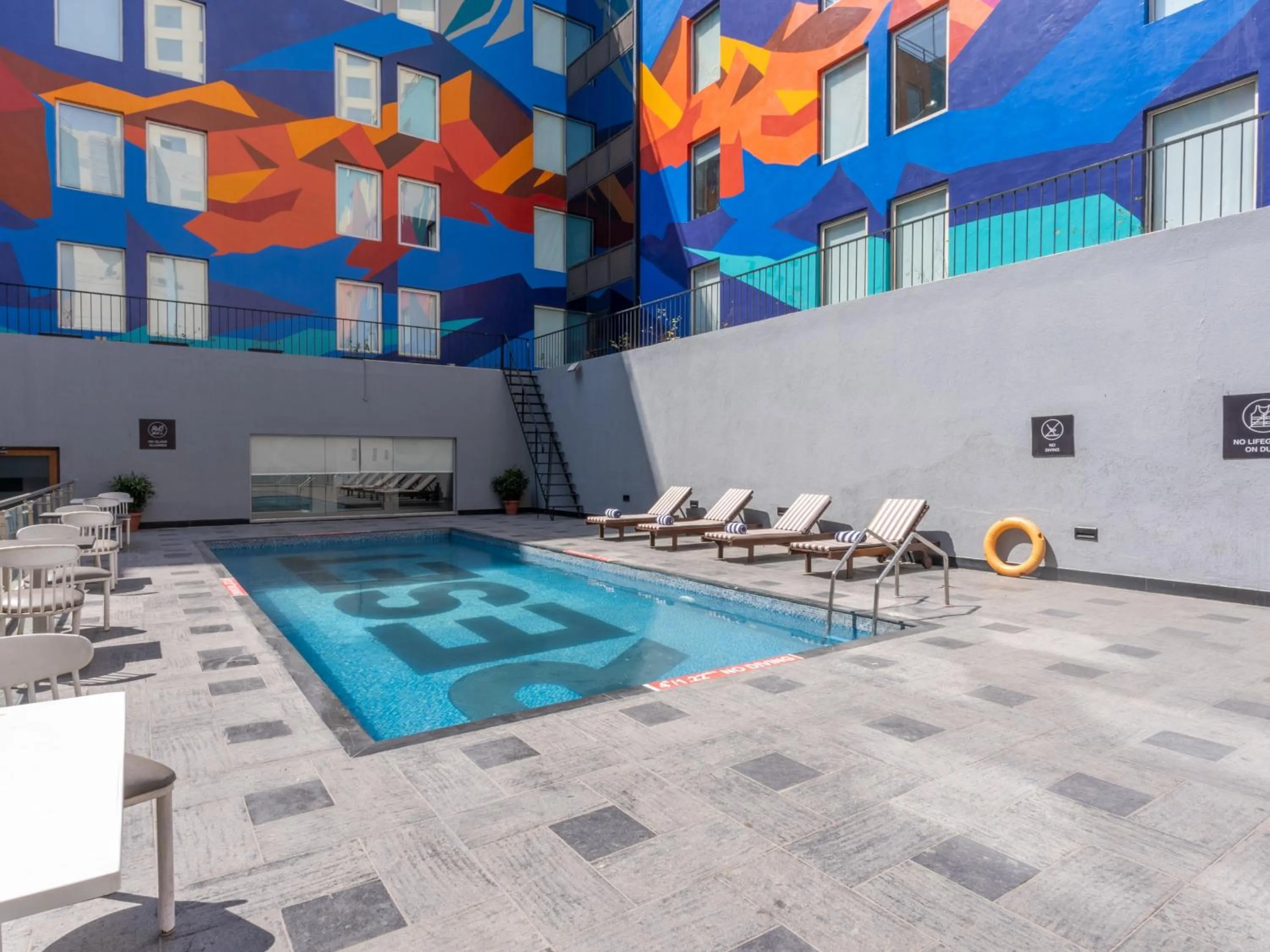 Swimming pool in Sunday Hotel Chandigarh Zirakpur