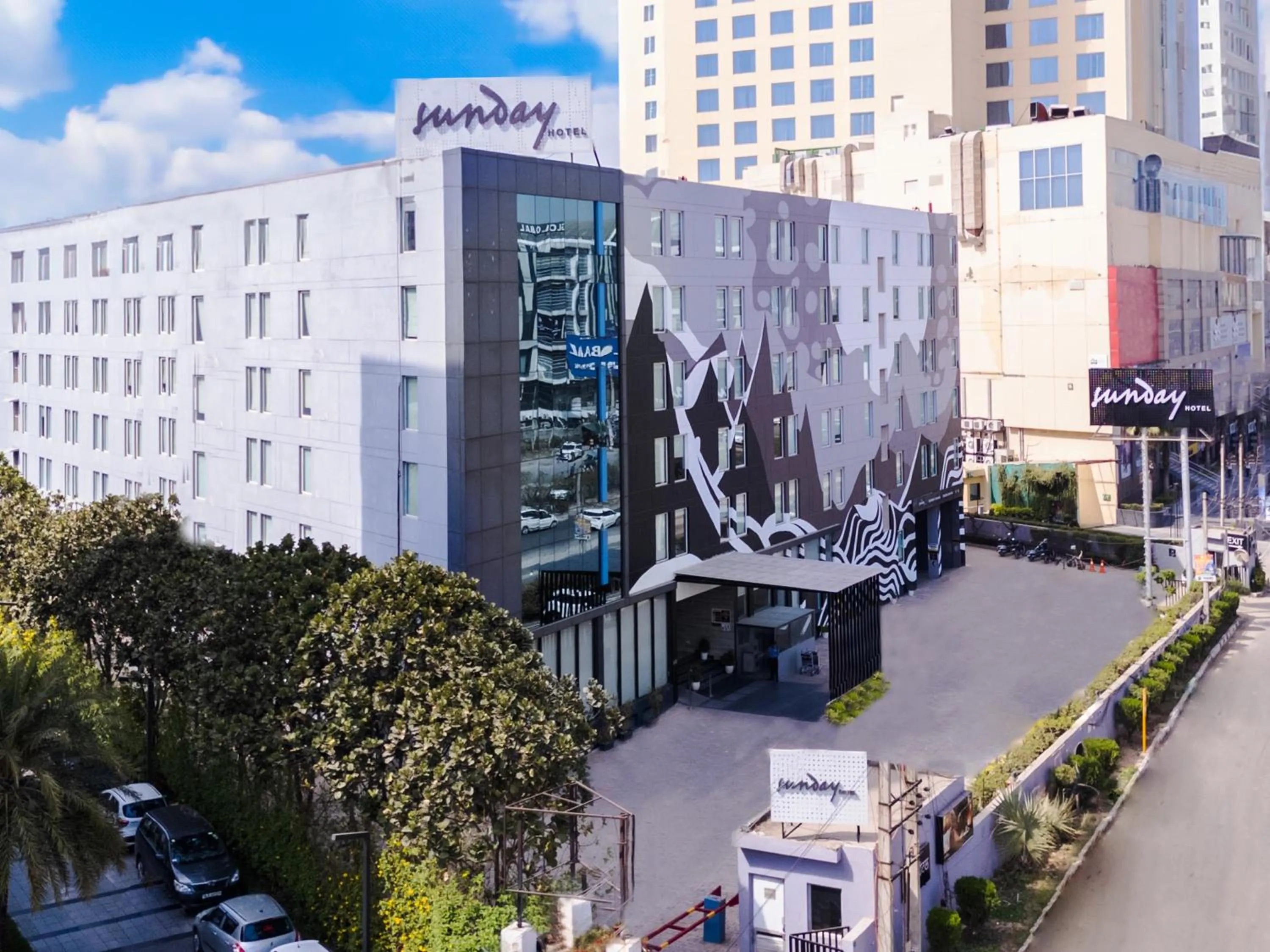 Facade/entrance in Sunday Hotel Chandigarh Zirakpur
