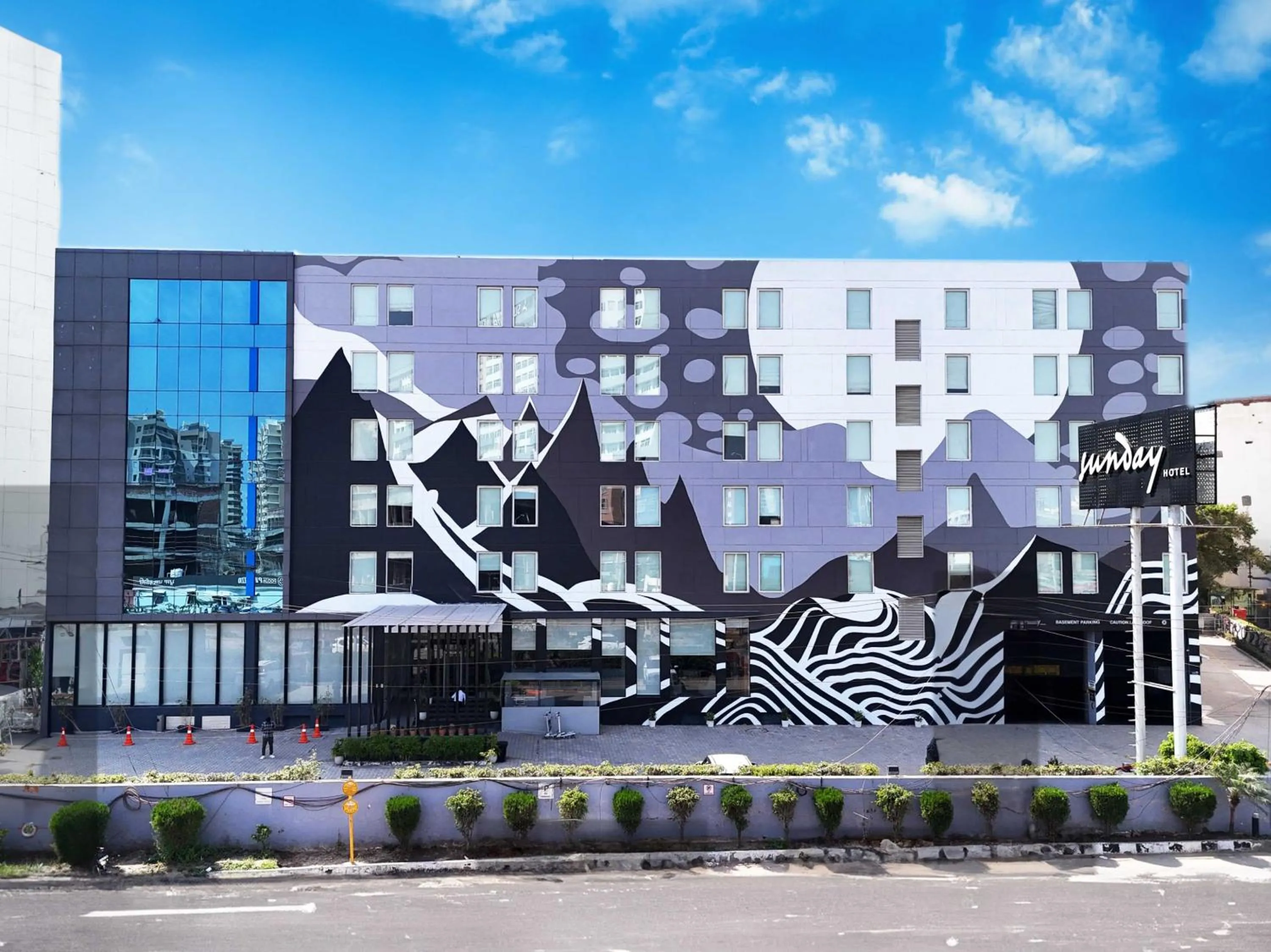 Facade/entrance in Sunday Hotel Chandigarh Zirakpur