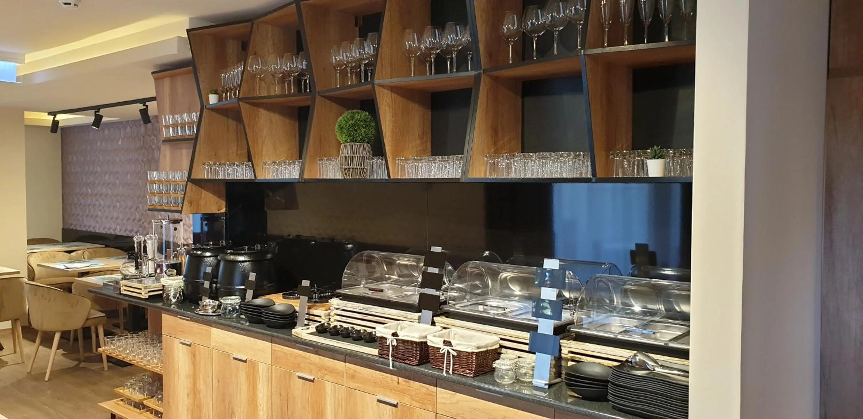 Restaurant/places to eat in Baobab Suites