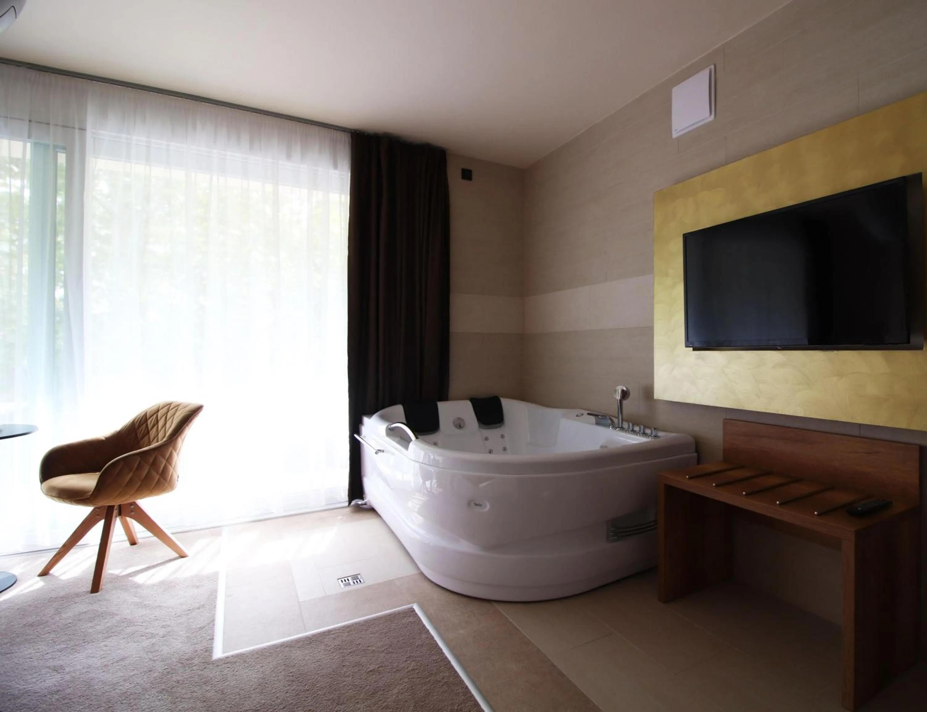 Hot Tub in Baobab Suites