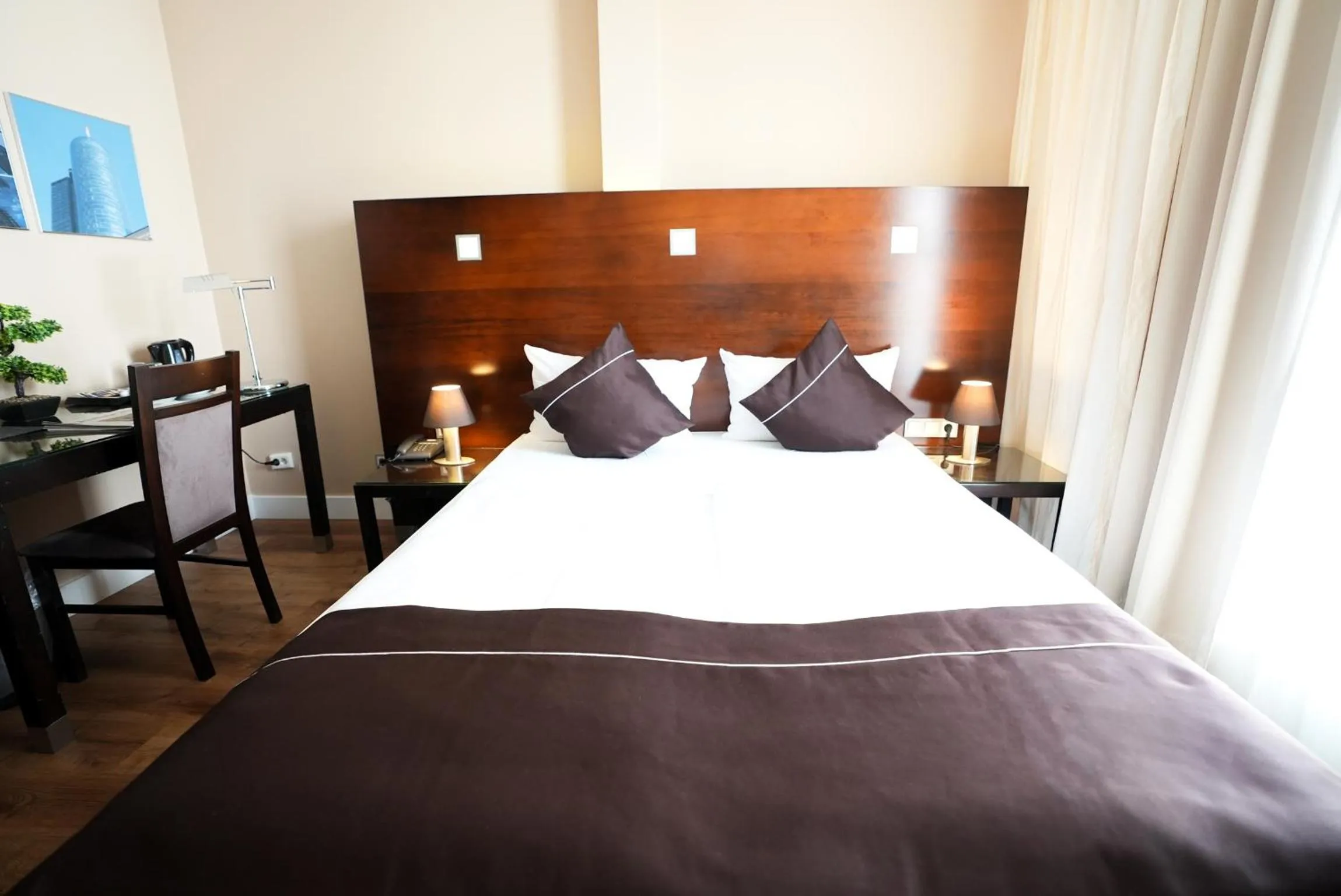 Photo of the whole room, Bed in Hotel Lumière an der Messe