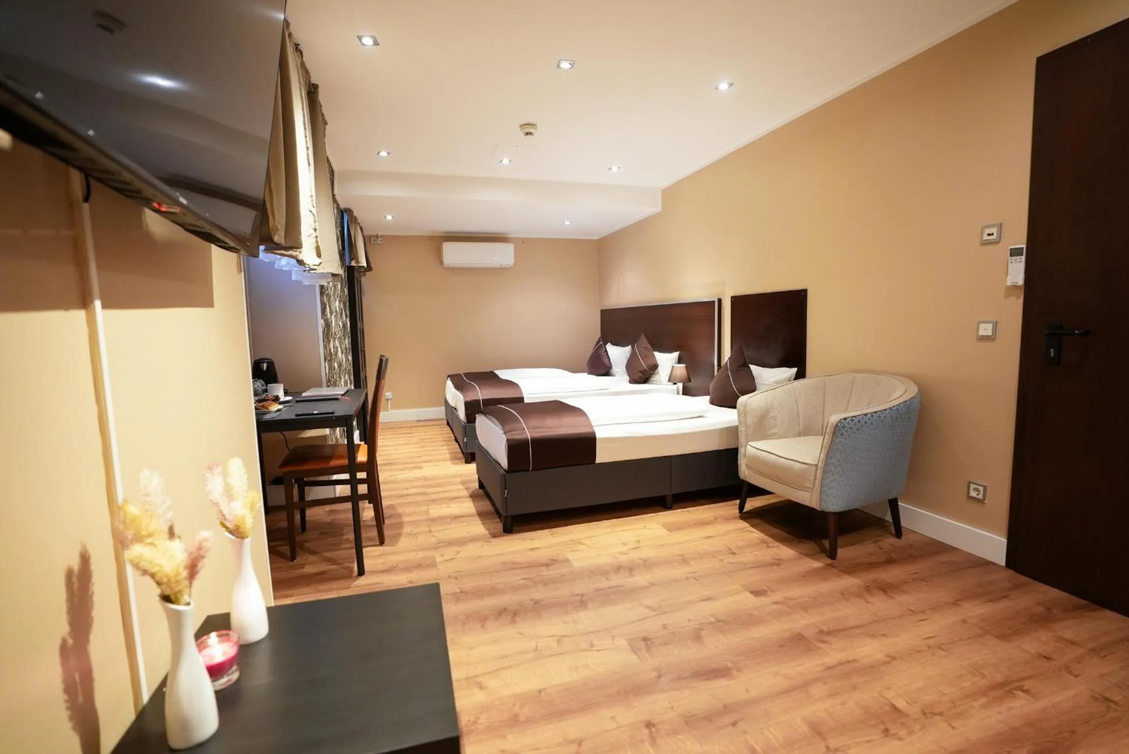 Photo of the whole room, Bed in Hotel Lumière an der Messe