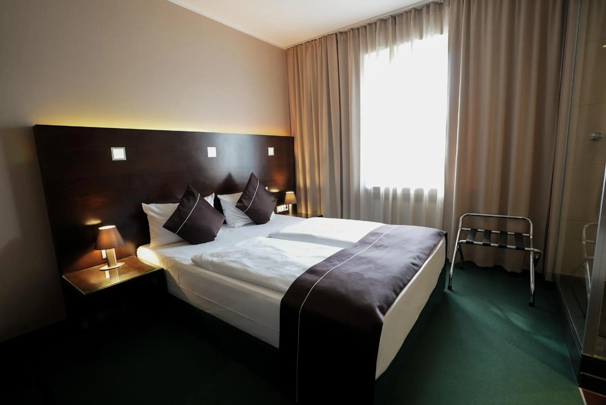 Photo of the whole room, Bed in Hotel Lumière an der Messe