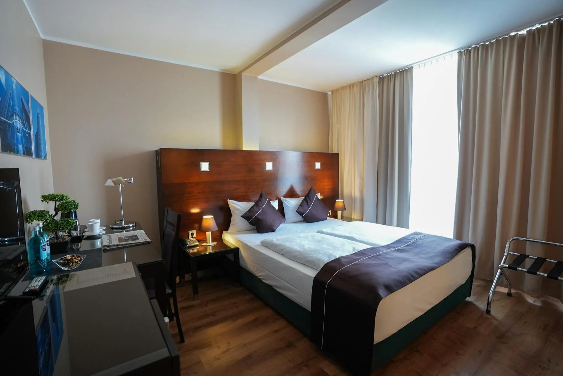 Photo of the whole room, Bed in Hotel Lumière an der Messe