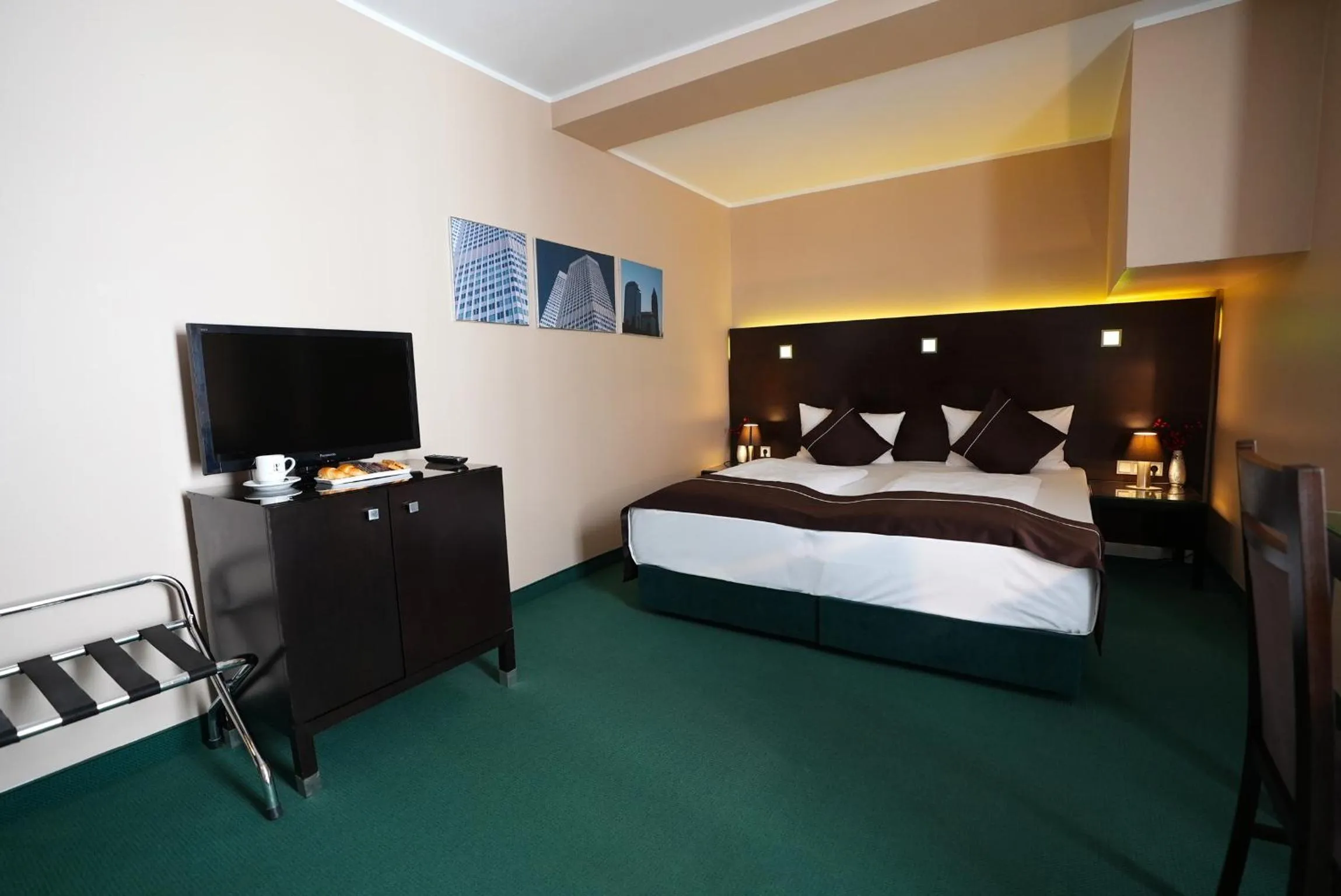 Photo of the whole room, Bed in Hotel Lumière an der Messe