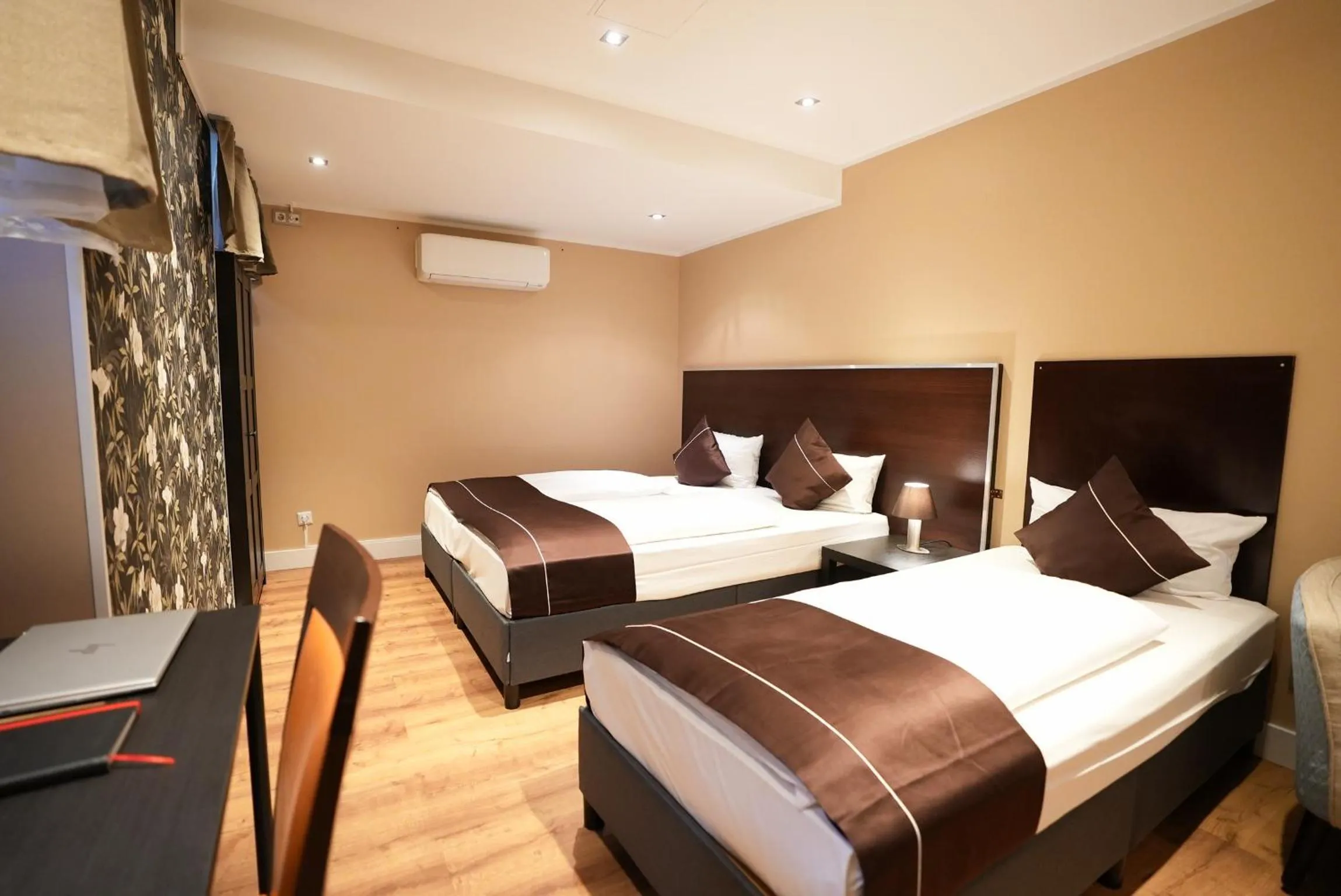 Photo of the whole room, Bed in Hotel Lumière an der Messe