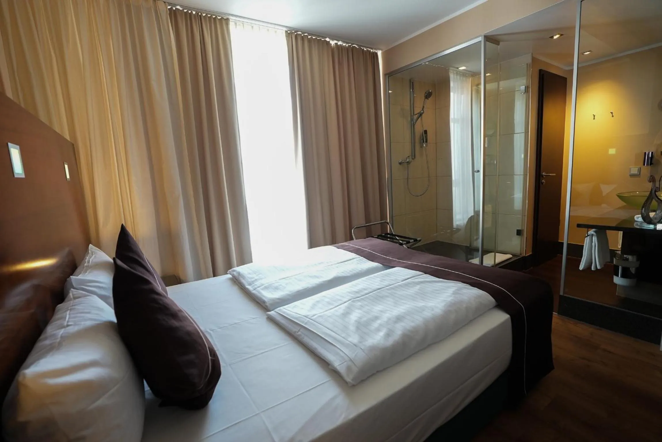 Photo of the whole room, Bed in Hotel Lumière an der Messe