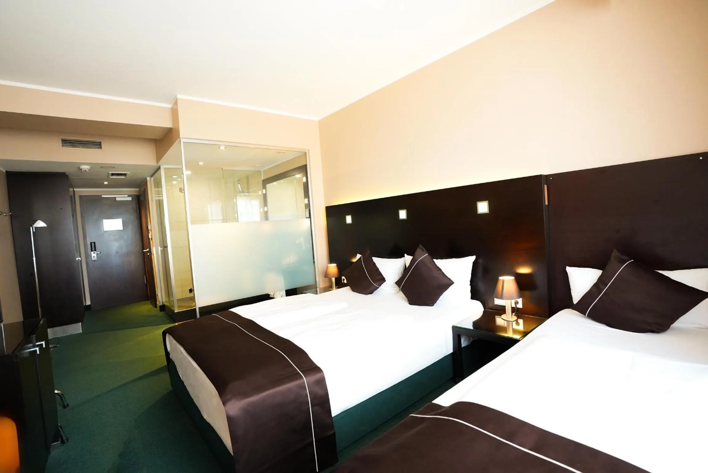 Photo of the whole room, Bed in Hotel Lumière an der Messe