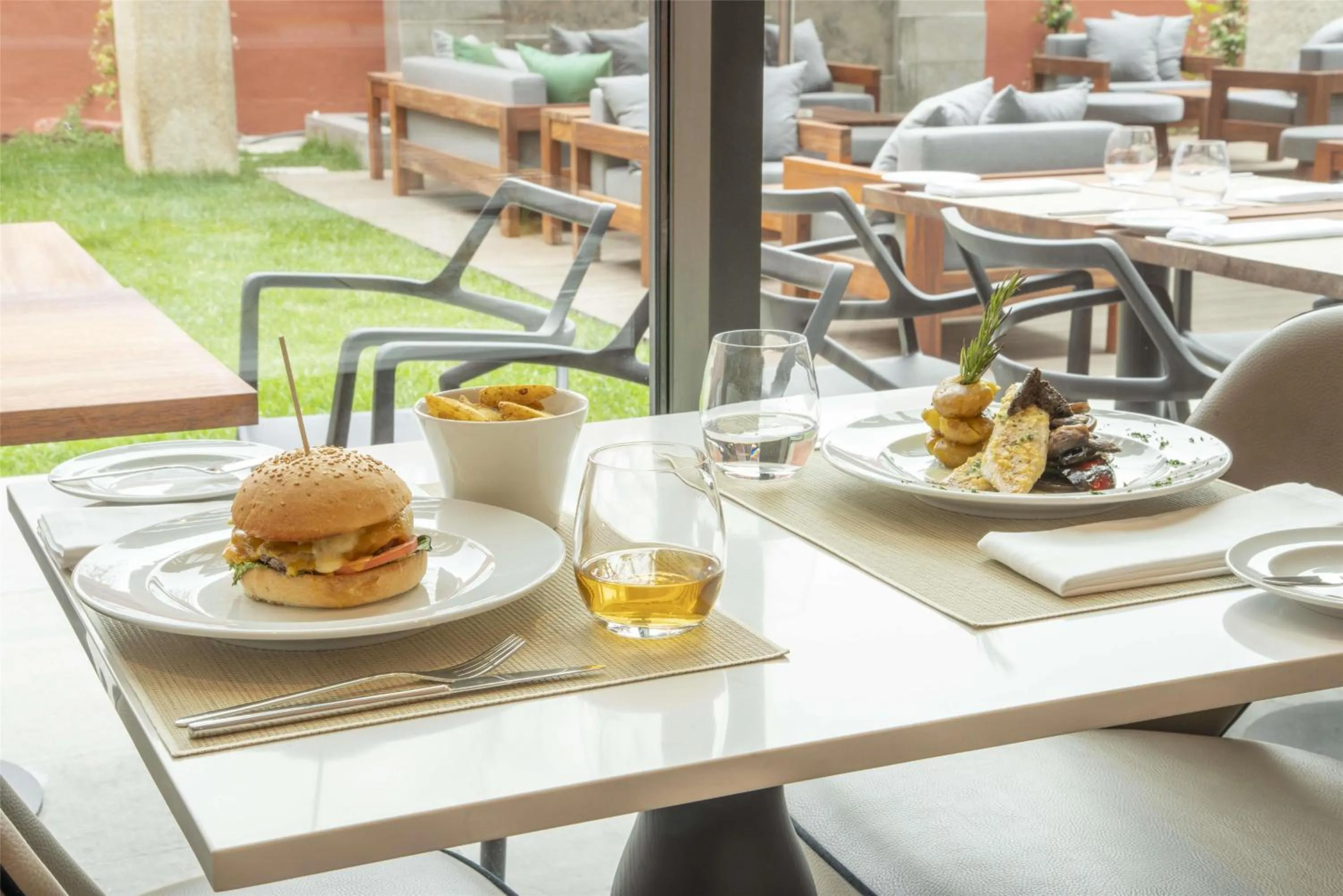 Food and drinks in NH Porto Jardim