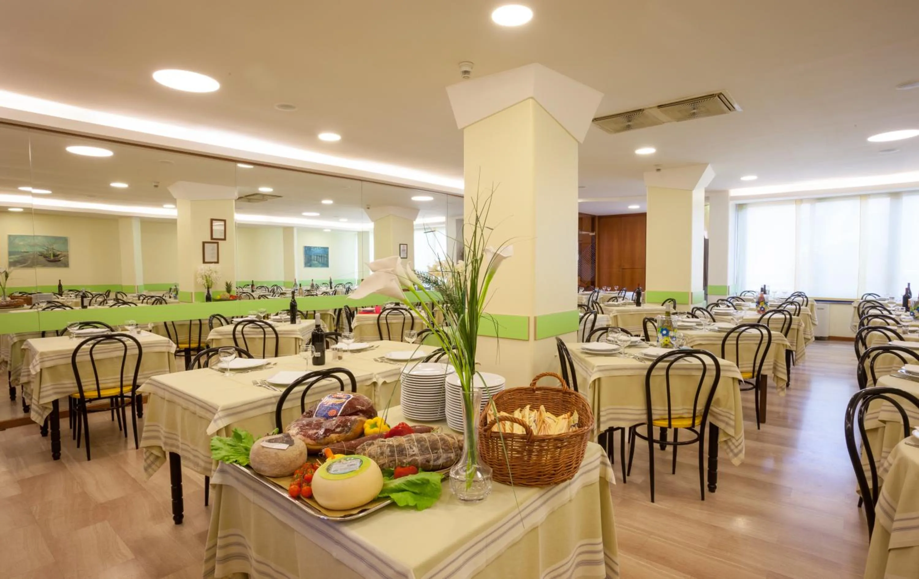 Restaurant/places to eat in Hotel Cristina