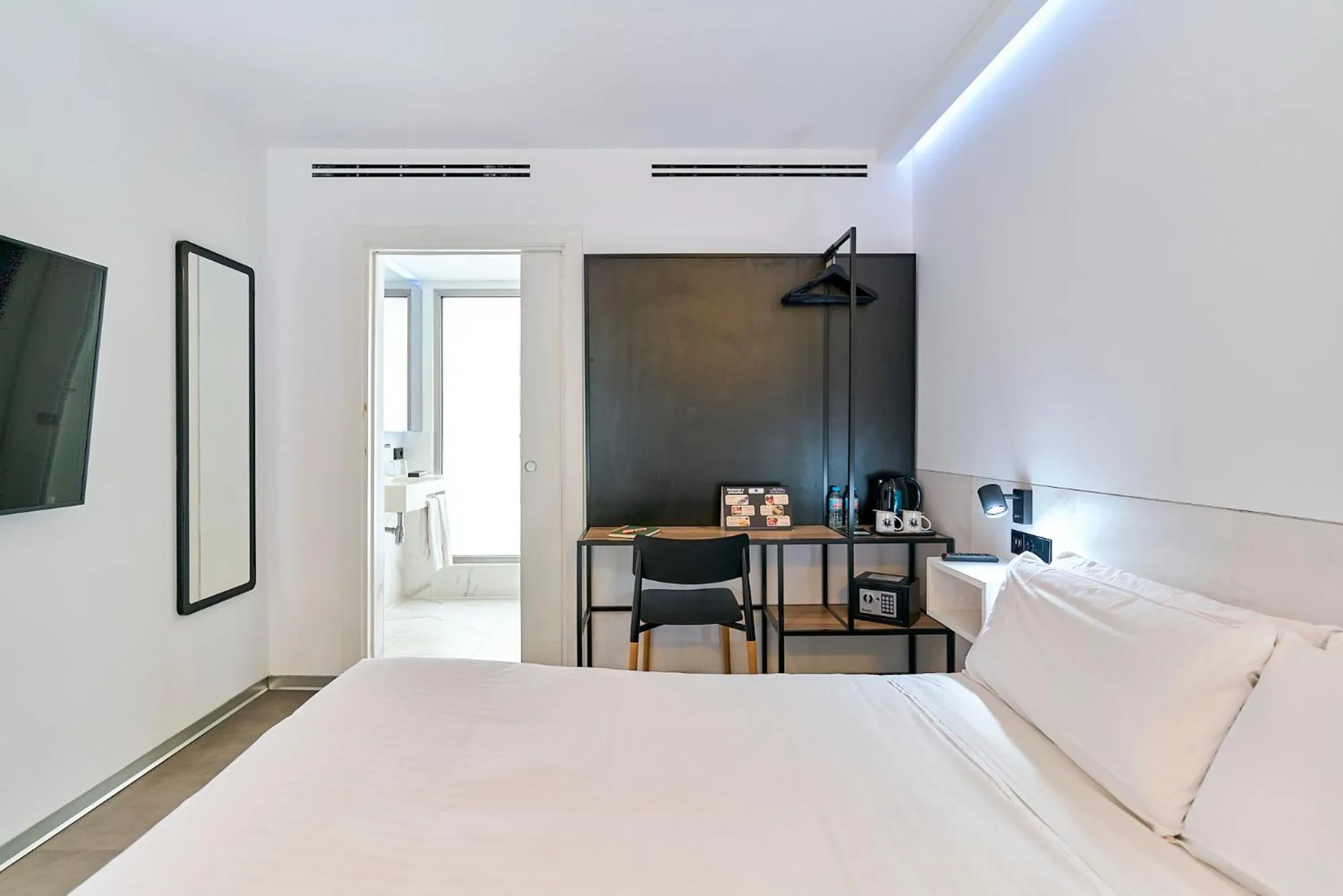 Shower, Bed in Hotel Melibea by gaiarooms