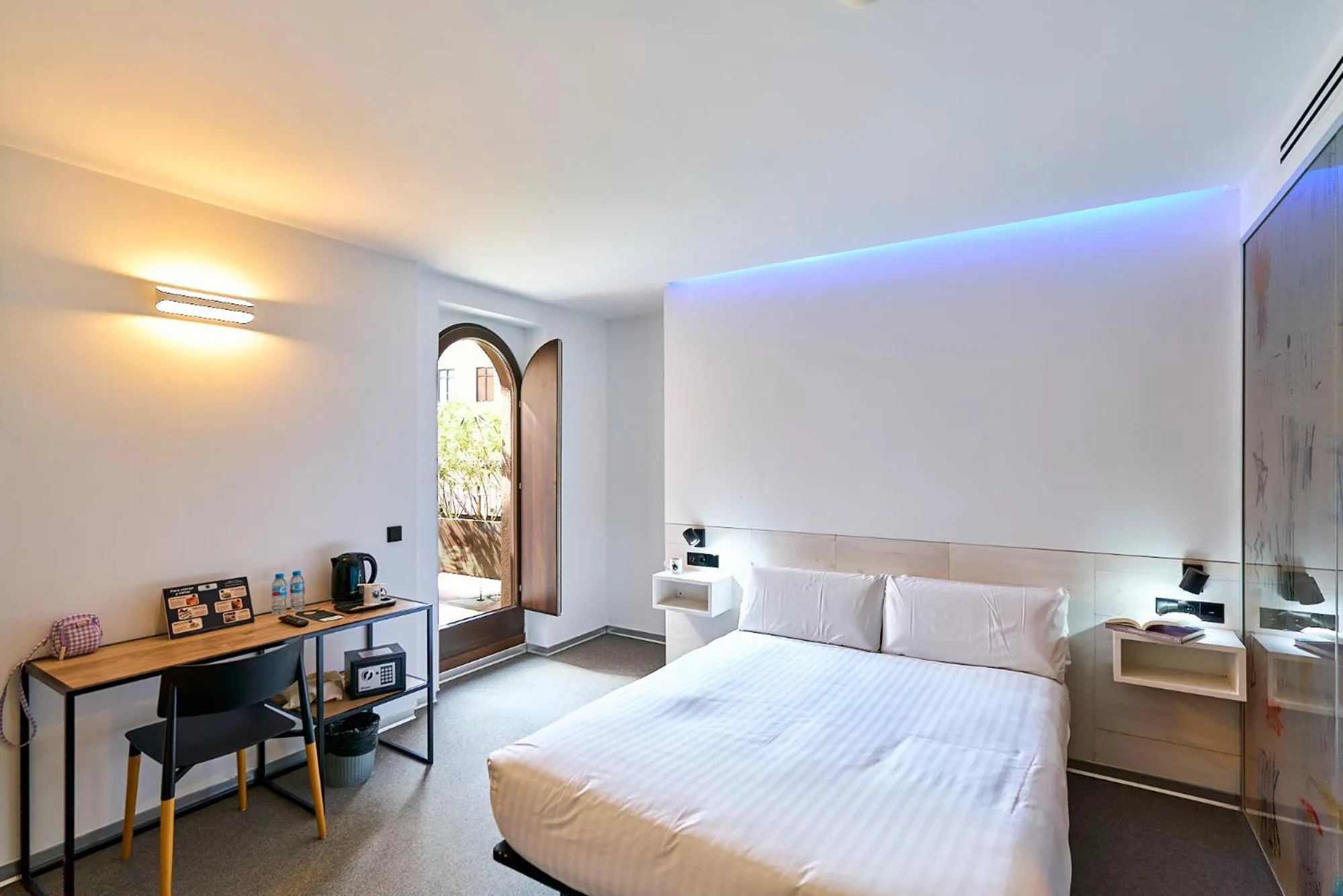 Shower, Bed in Hotel Melibea by gaiarooms