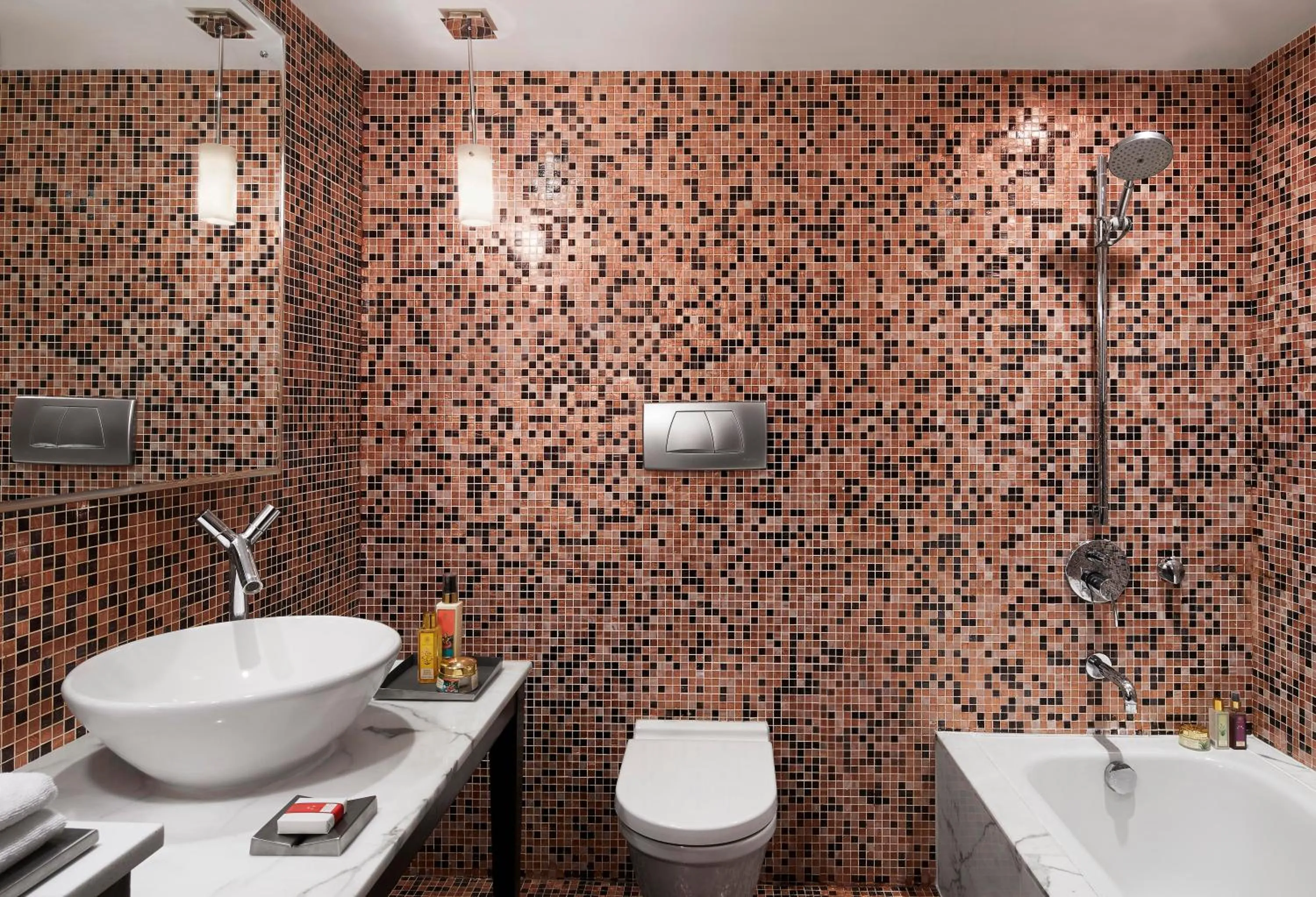 Toilet in Le Meridien New Delhi