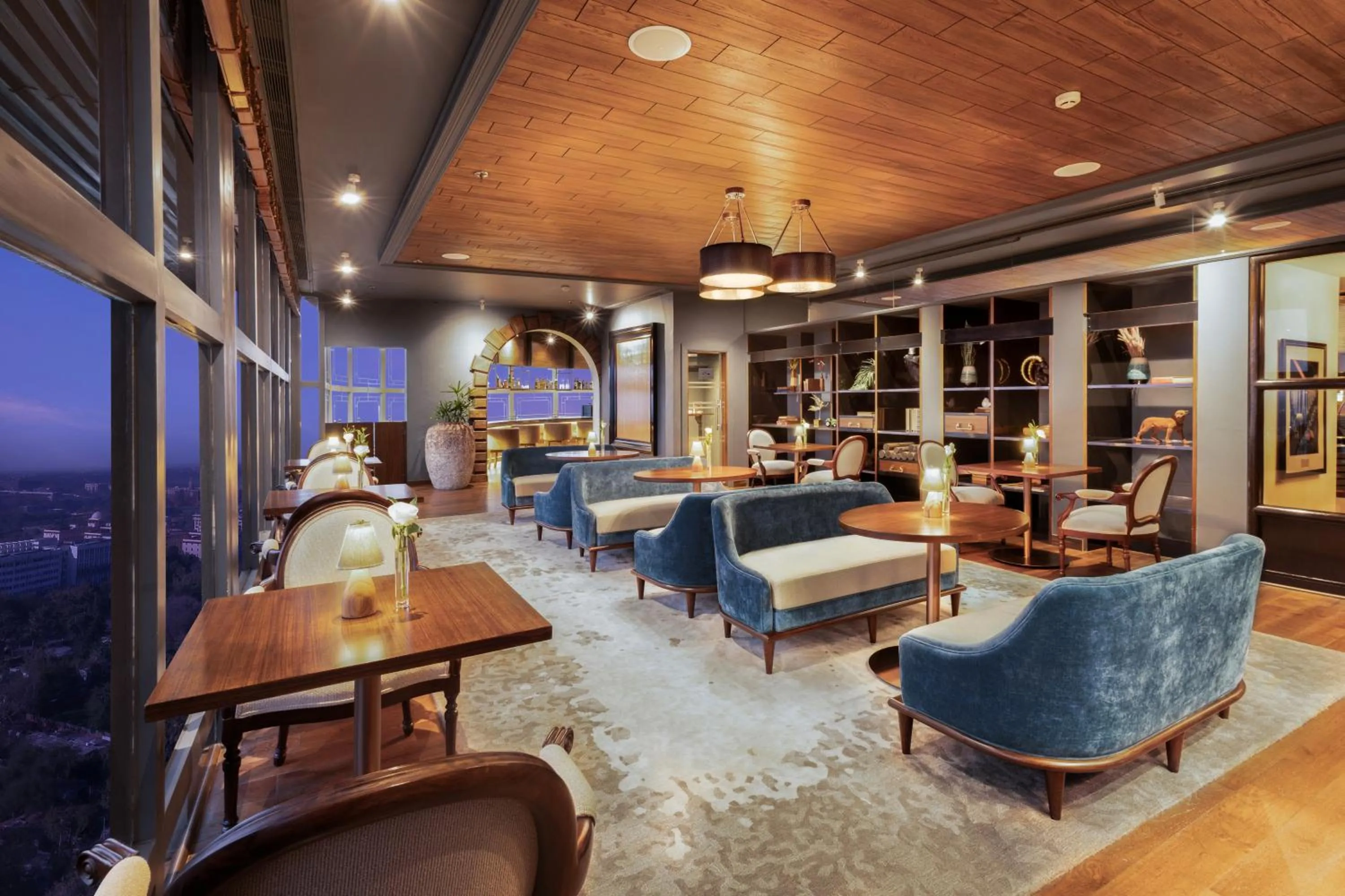 Lounge or bar in Le Meridien New Delhi