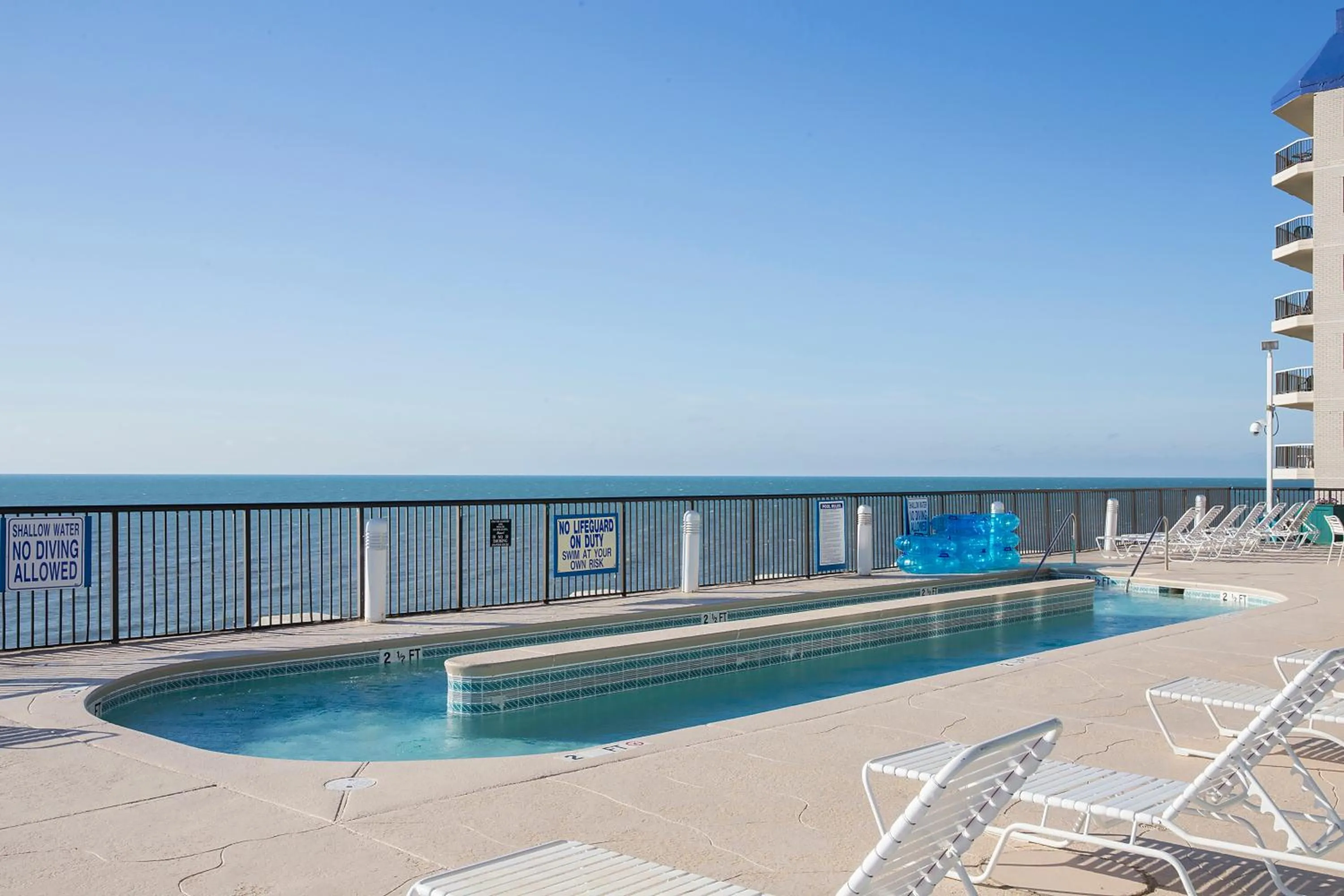 Swimming pool in Grande Shores Ocean Resorts Condominiums