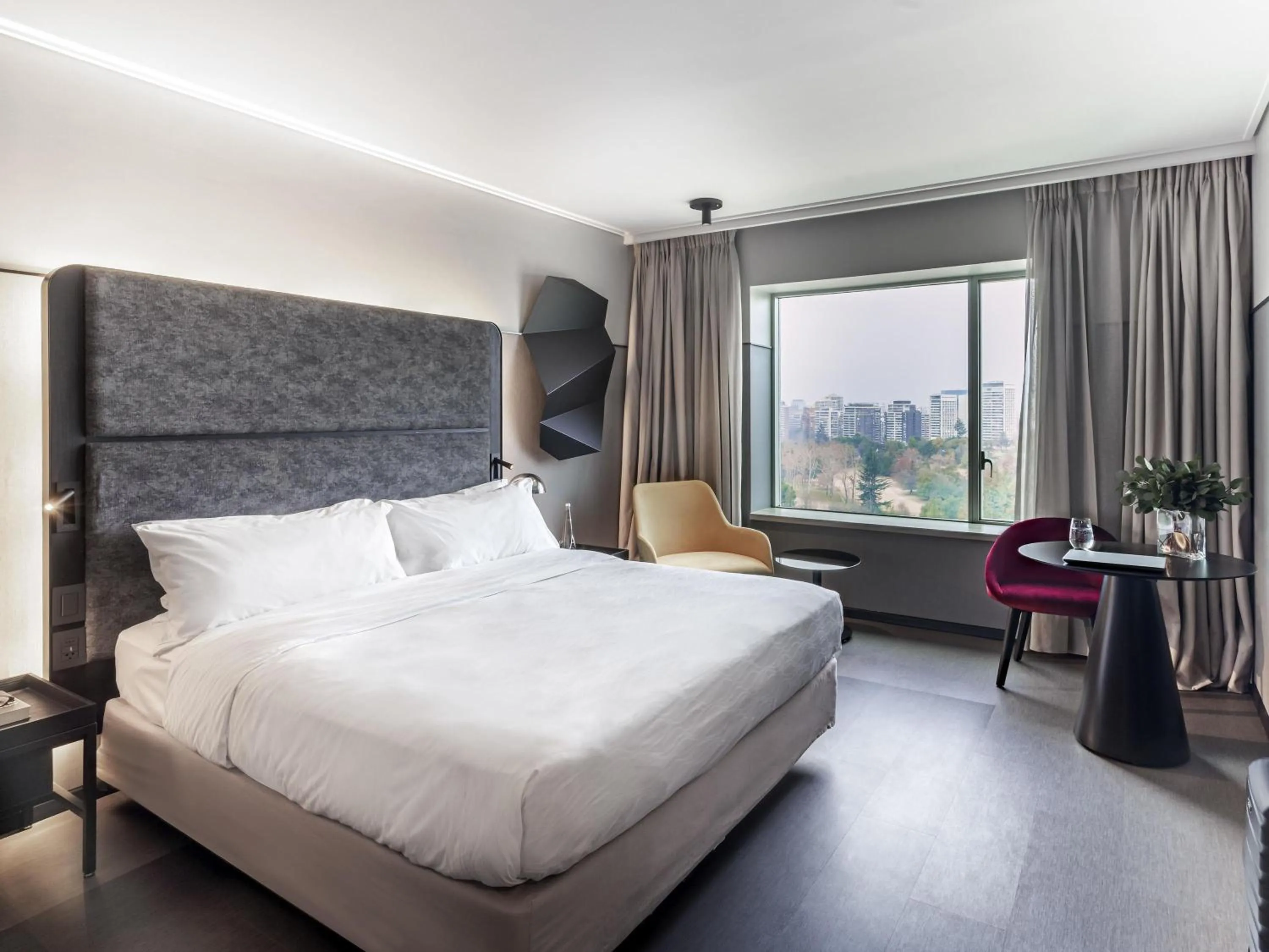 Property building, Bed in Pullman Santiago Vitacura