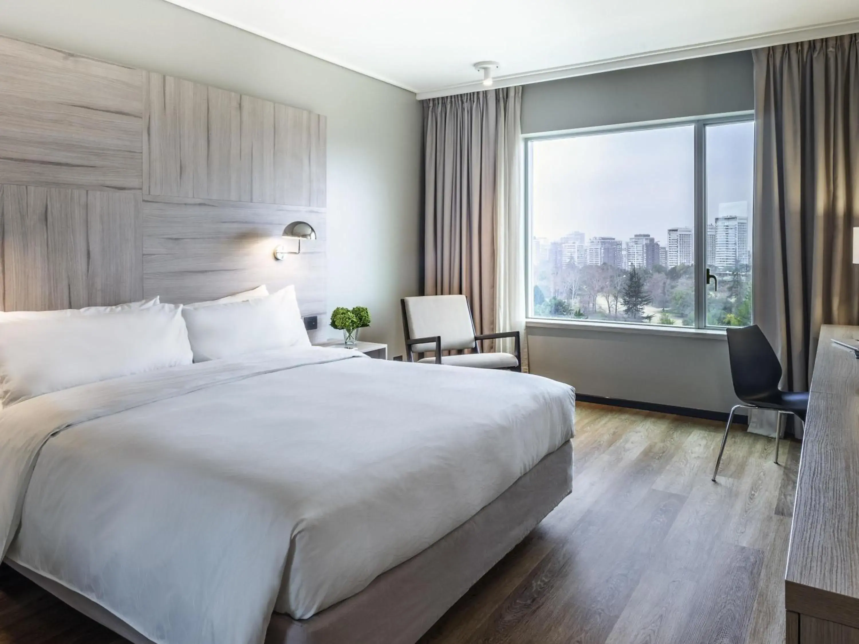 Deluxe King Room with View in Pullman Santiago Vitacura Deluxe King Room with View in Pullman Santiago Vitacura