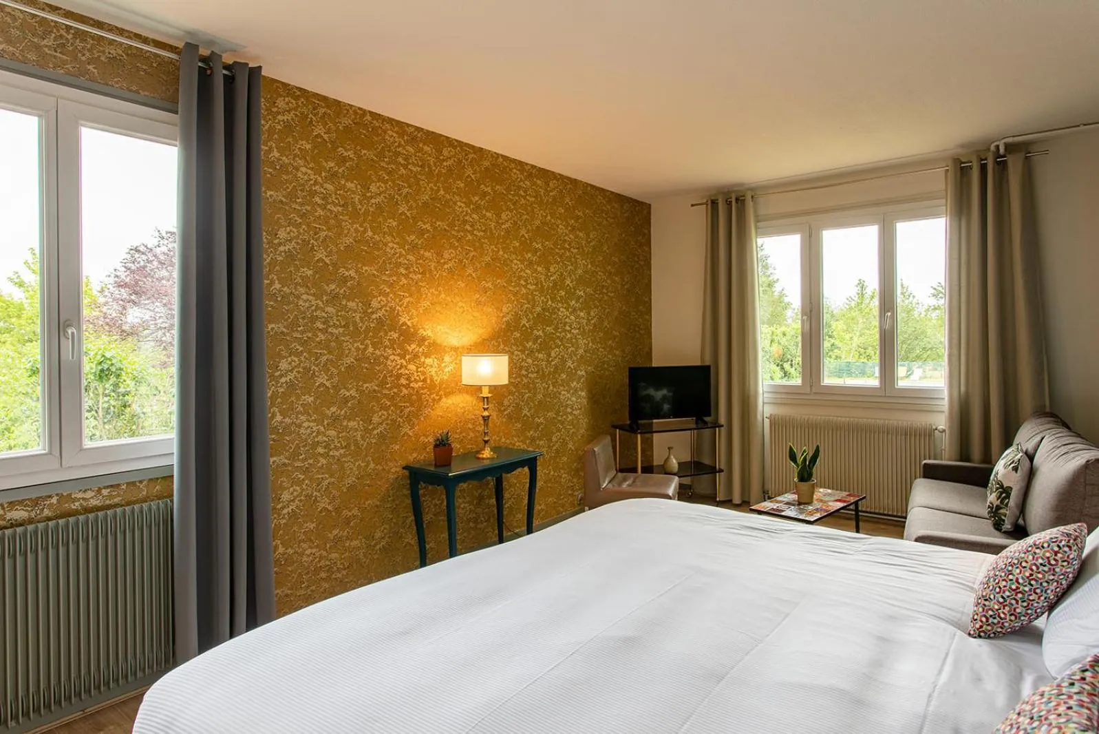 Bed in Hôtel Restaurant Gastronomique La Huchette