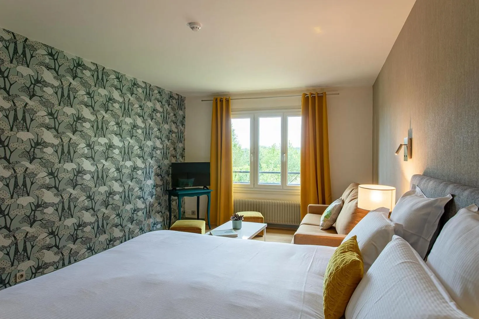 Bed in Hôtel Restaurant Gastronomique La Huchette