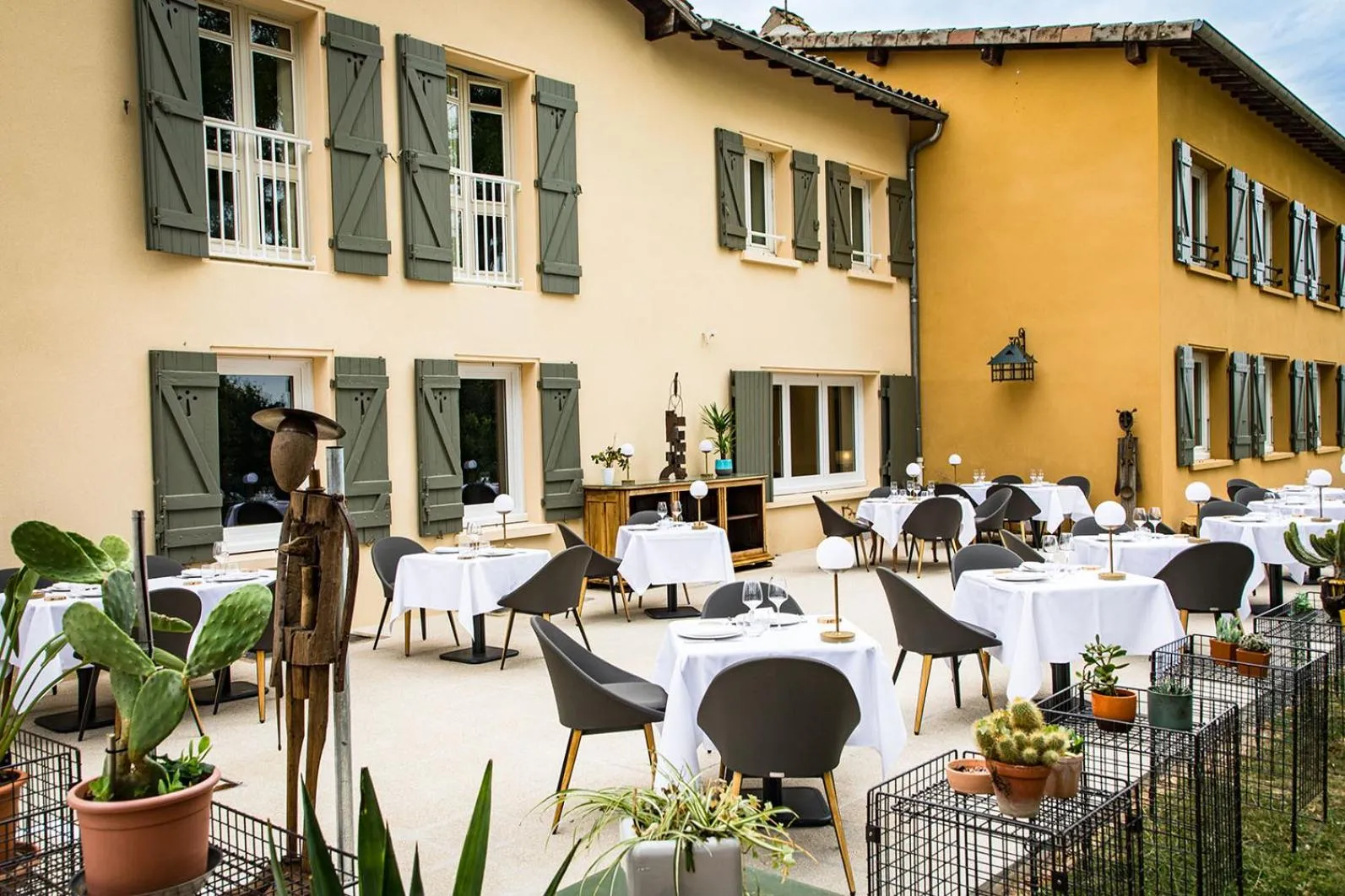 Patio in Hôtel Restaurant Gastronomique La Huchette