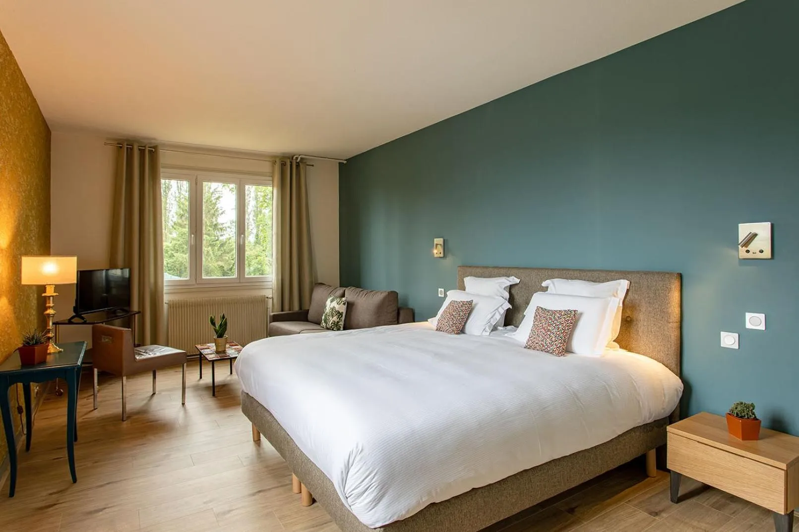 Bed in Hôtel Restaurant Gastronomique La Huchette