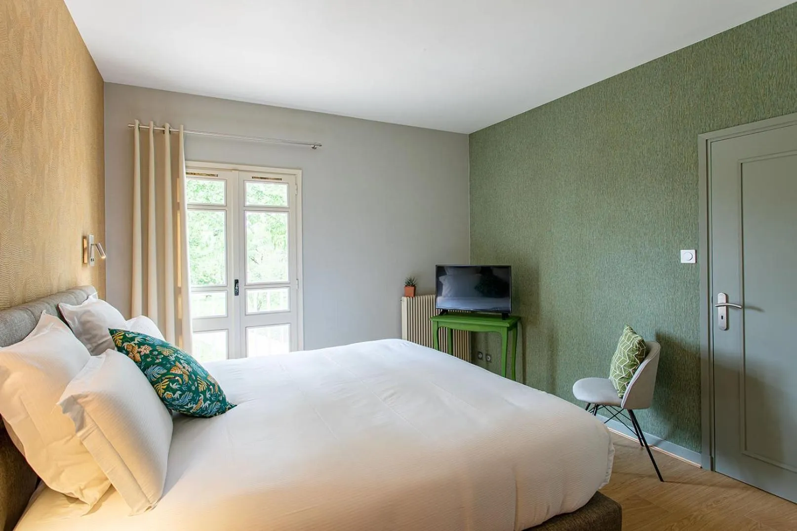 Bed in Hôtel Restaurant Gastronomique La Huchette