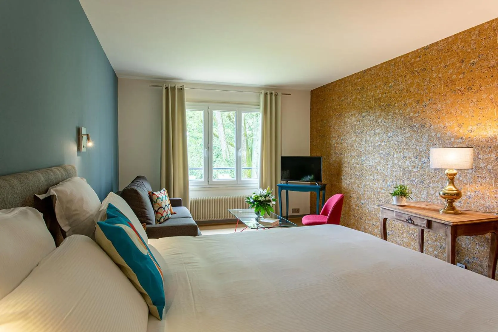 Bed in Hôtel Restaurant Gastronomique La Huchette