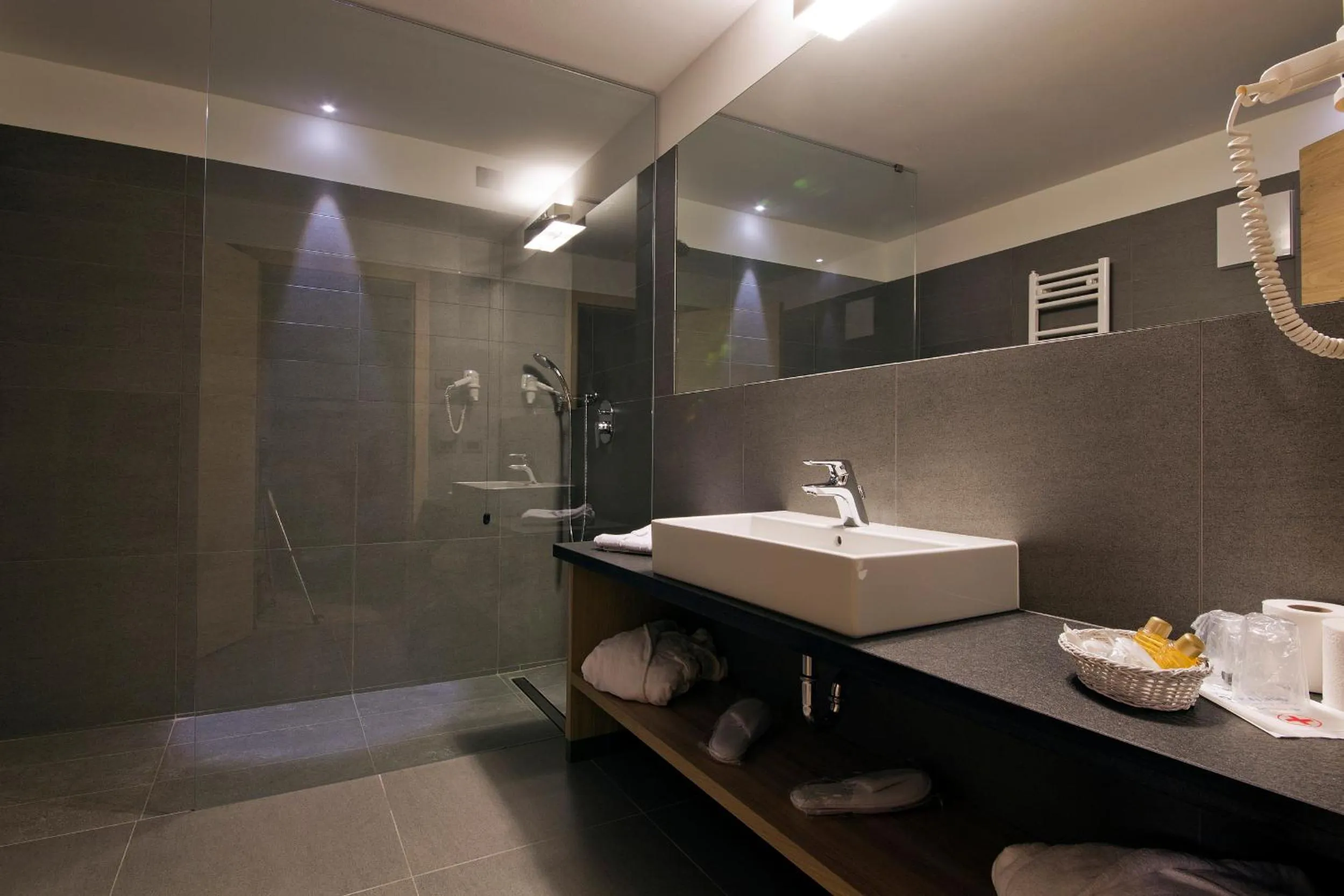 Shower in Design & Suite Hotel Ciarnadoi