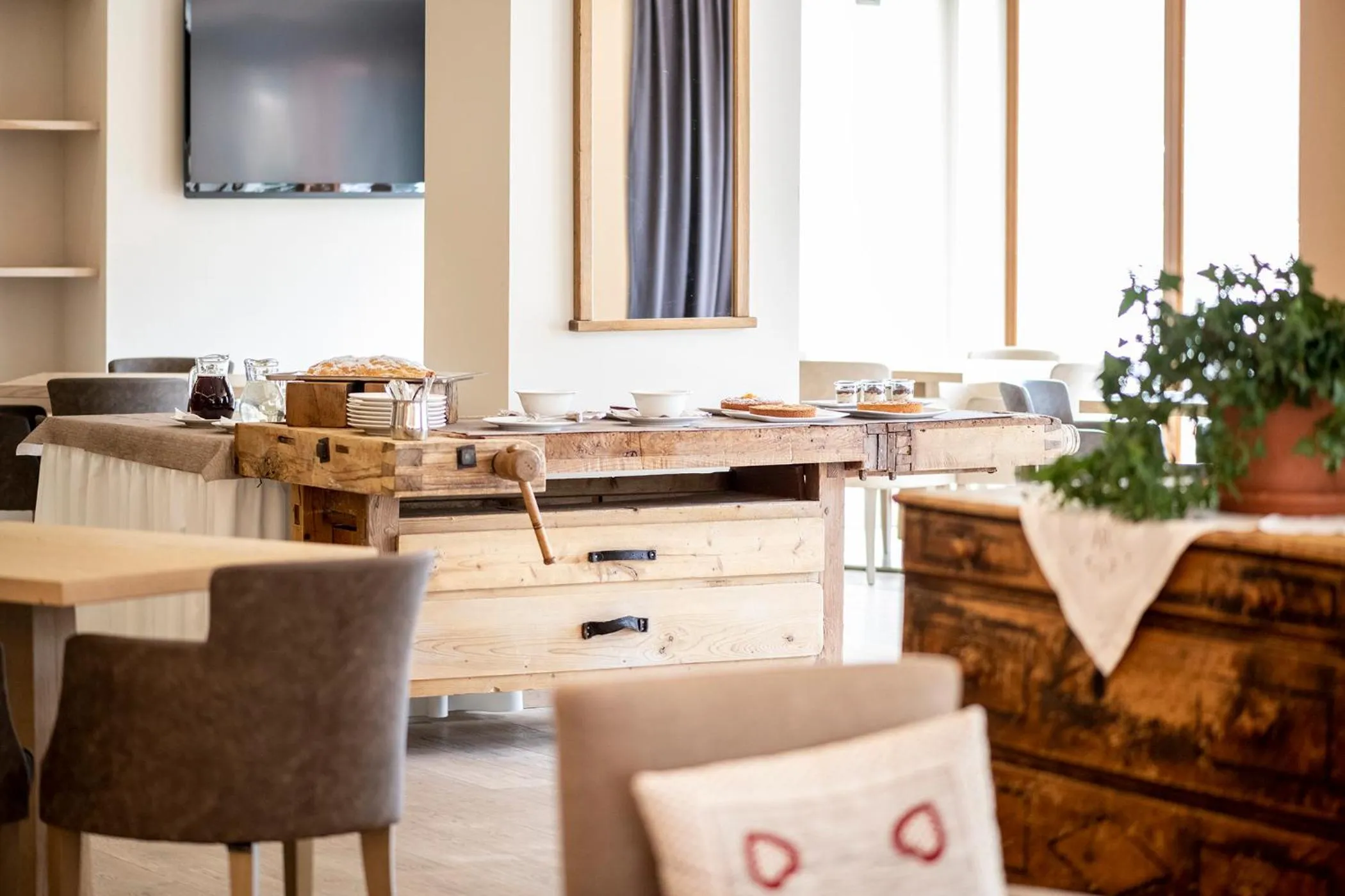 Restaurant/places to eat in Design & Suite Hotel Ciarnadoi