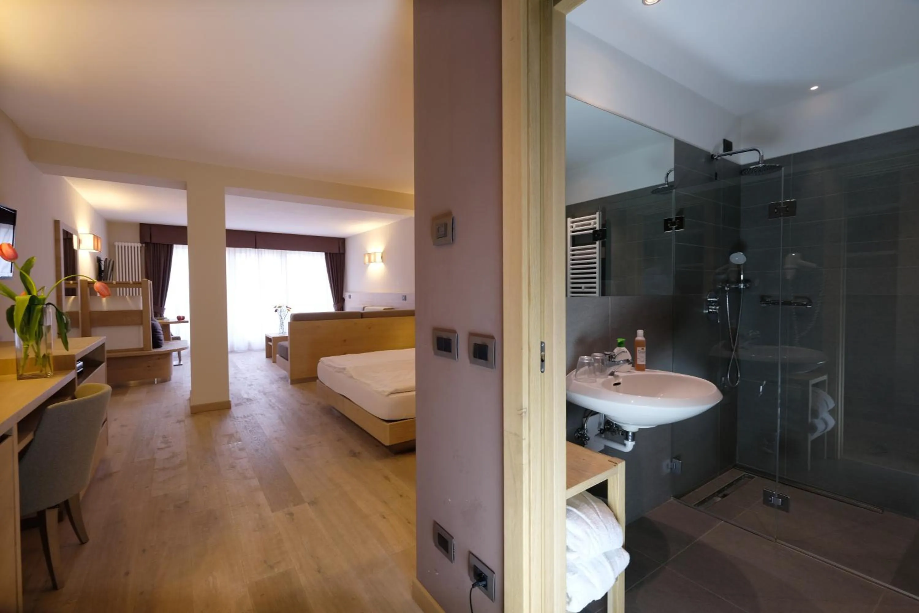 Shower, Bed in Design & Suite Hotel Ciarnadoi