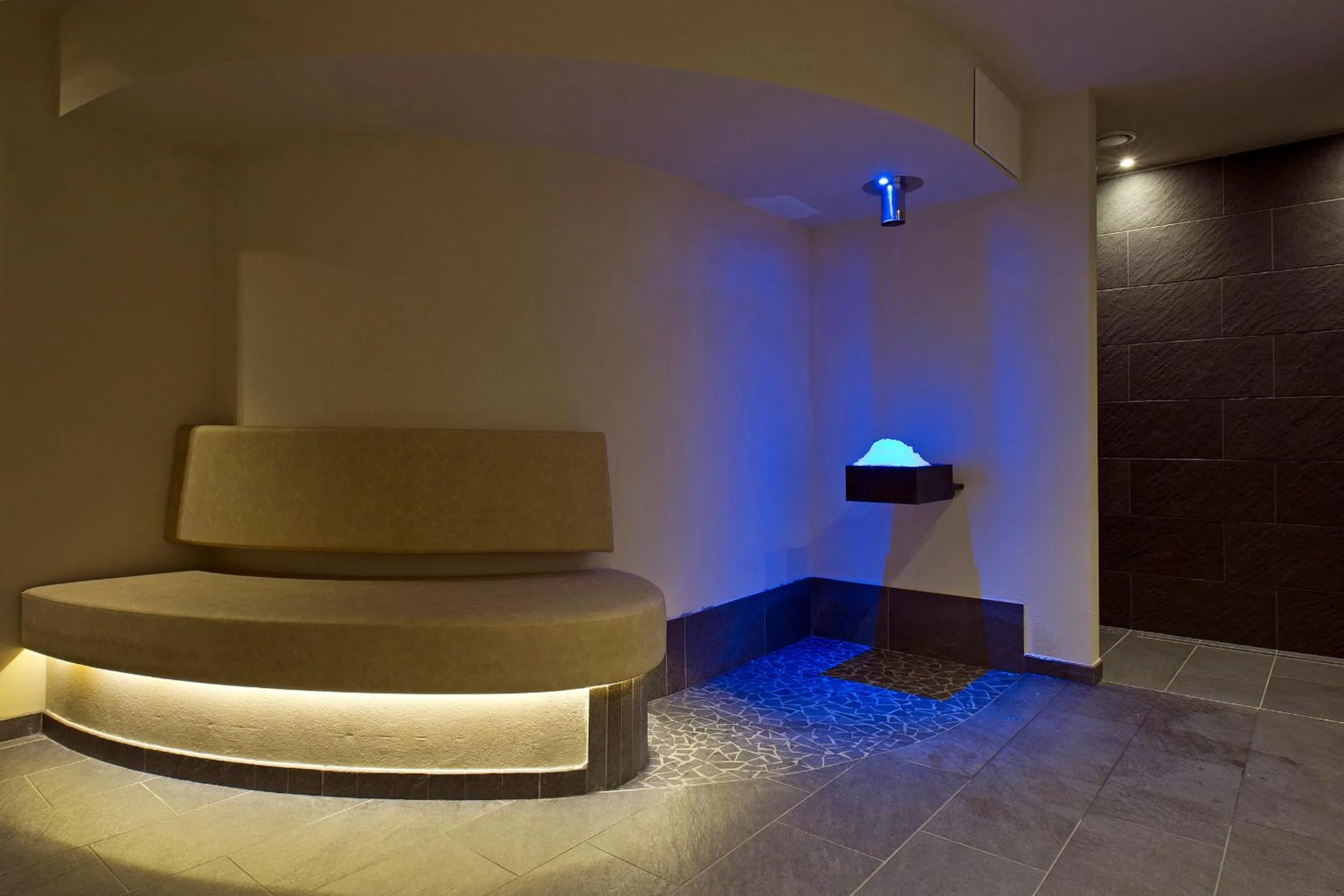 Spa and wellness centre/facilities in Design & Suite Hotel Ciarnadoi