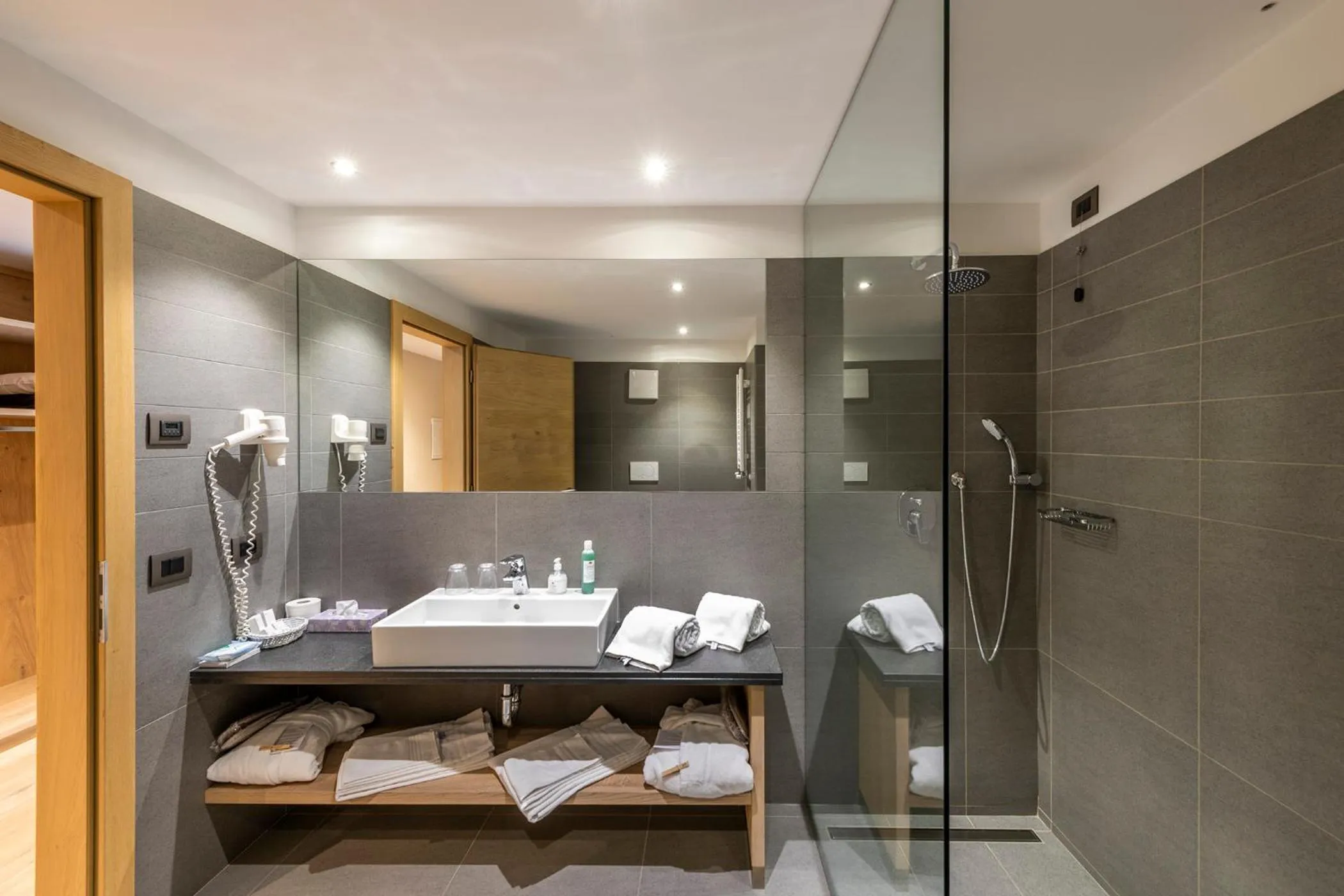 Shower in Design & Suite Hotel Ciarnadoi