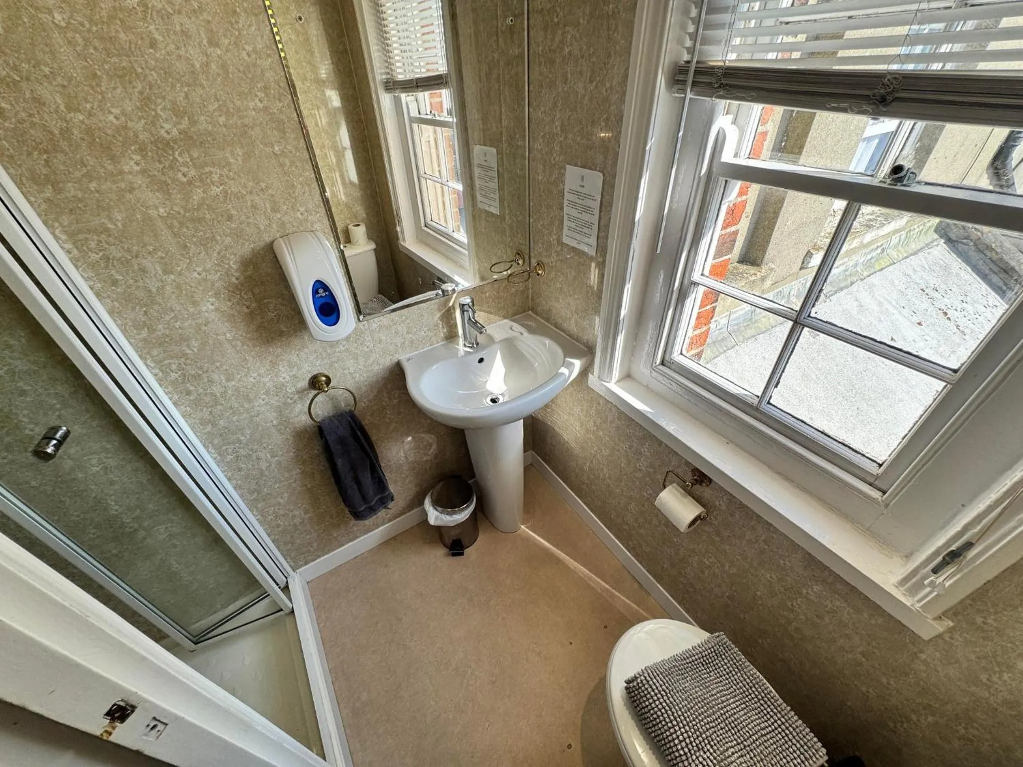 Bathroom in The Jubilee Hotel East - with NEWLY REFURBISHED SPA FACILITIES - GAMESPIT - AND SMOKEHOUSE