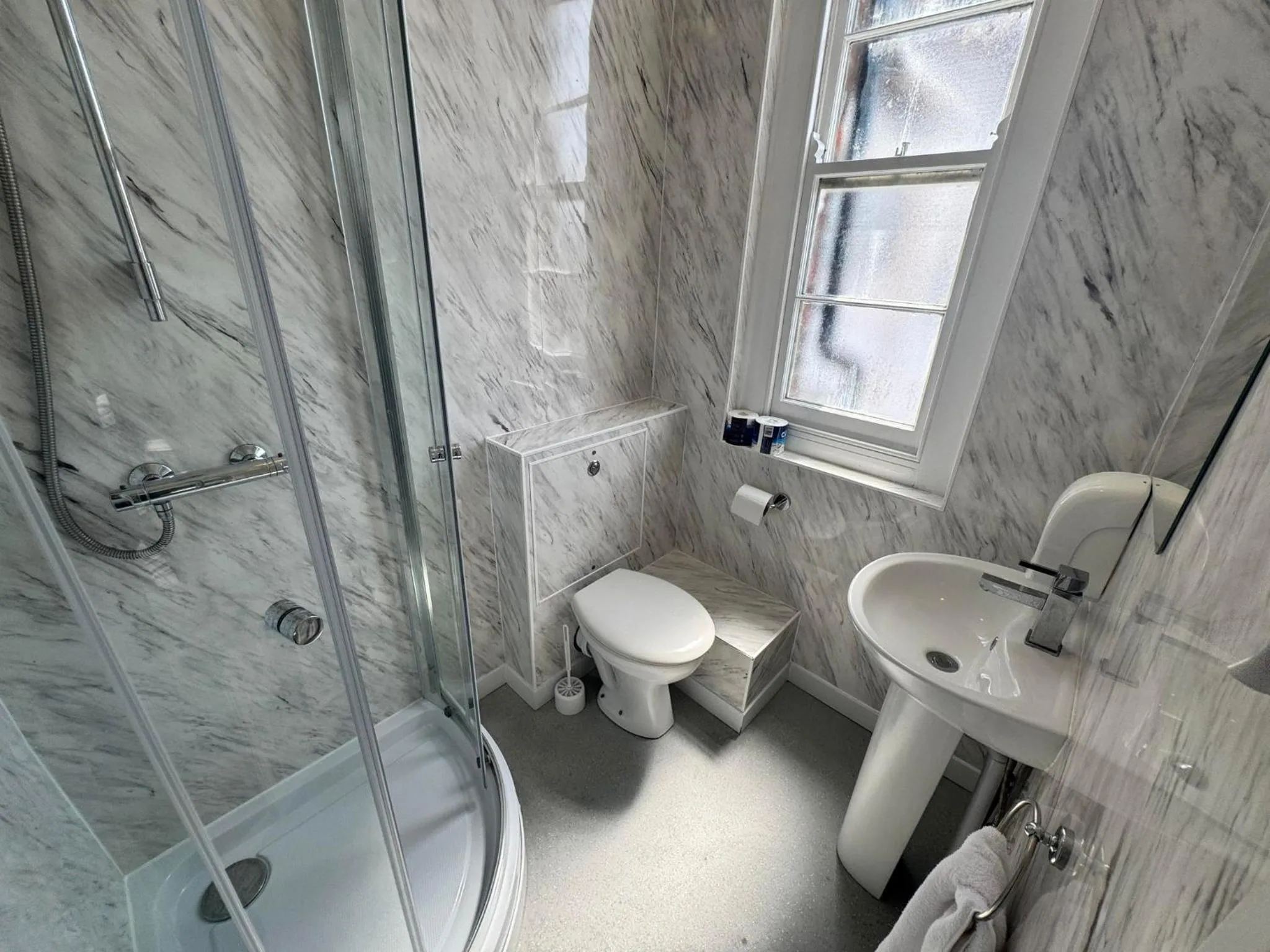 Shower in The Jubilee Hotel East - with NEWLY REFURBISHED SPA FACILITIES - GAMESPIT - AND SMOKEHOUSE