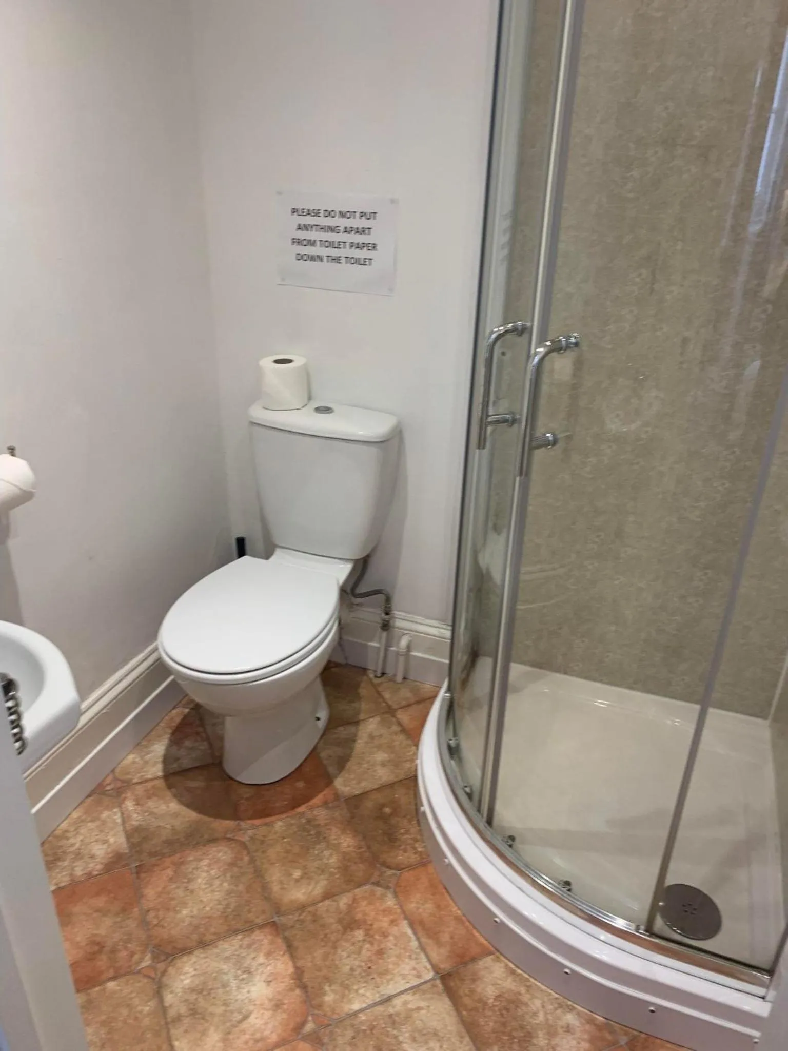 Bathroom in The Jubilee Hotel East - with NEWLY REFURBISHED SPA FACILITIES - GAMESPIT - AND SMOKEHOUSE