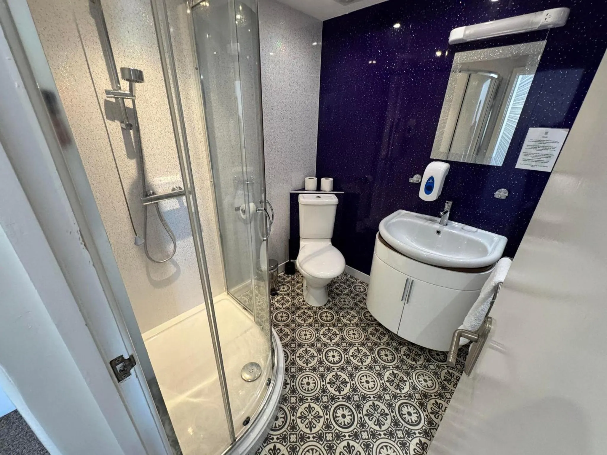 Bathroom in The Jubilee Hotel East - with NEWLY REFURBISHED SPA FACILITIES - GAMESPIT - AND SMOKEHOUSE