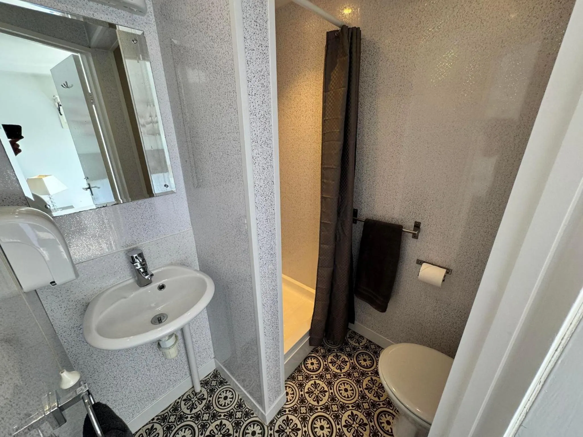 Shower in The Jubilee Hotel East - with NEWLY REFURBISHED SPA FACILITIES - GAMESPIT - AND SMOKEHOUSE