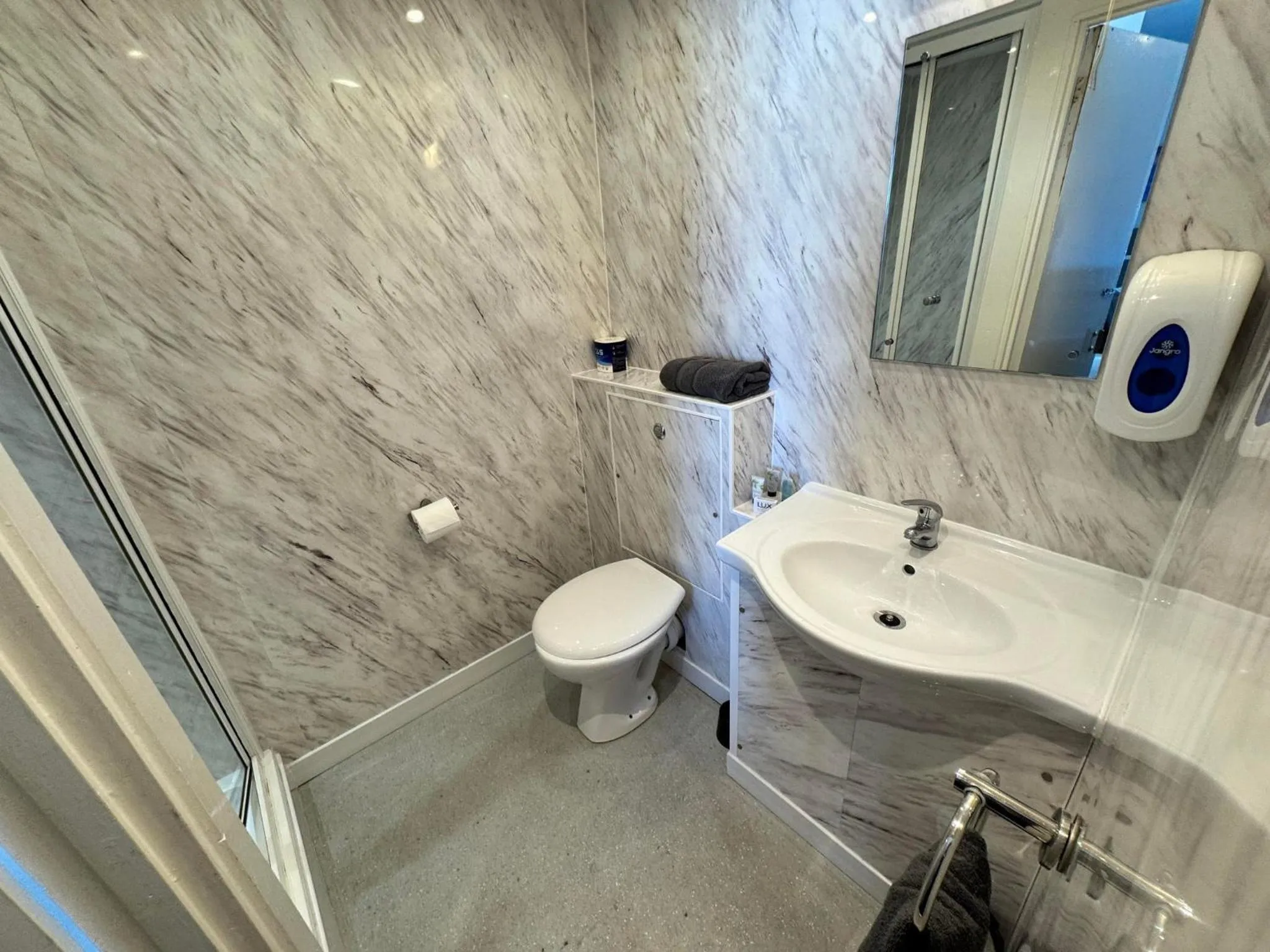 Bathroom in The Jubilee Hotel East - with NEWLY REFURBISHED SPA FACILITIES - GAMESPIT - AND SMOKEHOUSE