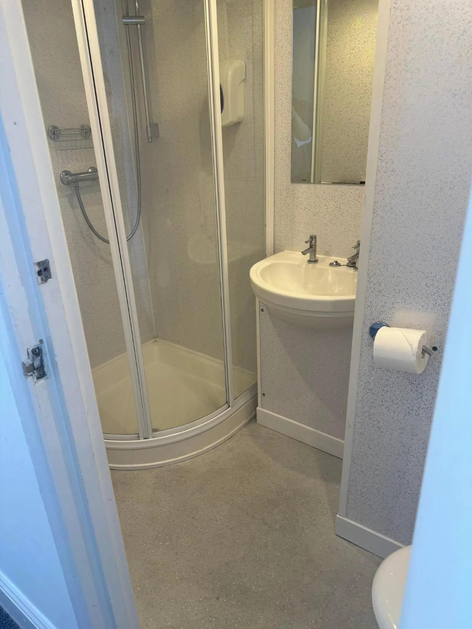 Shower in The Jubilee Hotel East - with NEWLY REFURBISHED SPA FACILITIES - GAMESPIT - AND SMOKEHOUSE