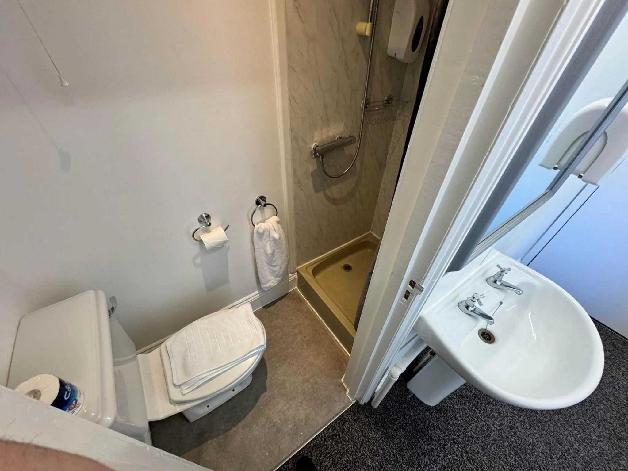 Bathroom in The Jubilee Hotel East - with NEWLY REFURBISHED SPA FACILITIES - GAMESPIT - AND SMOKEHOUSE