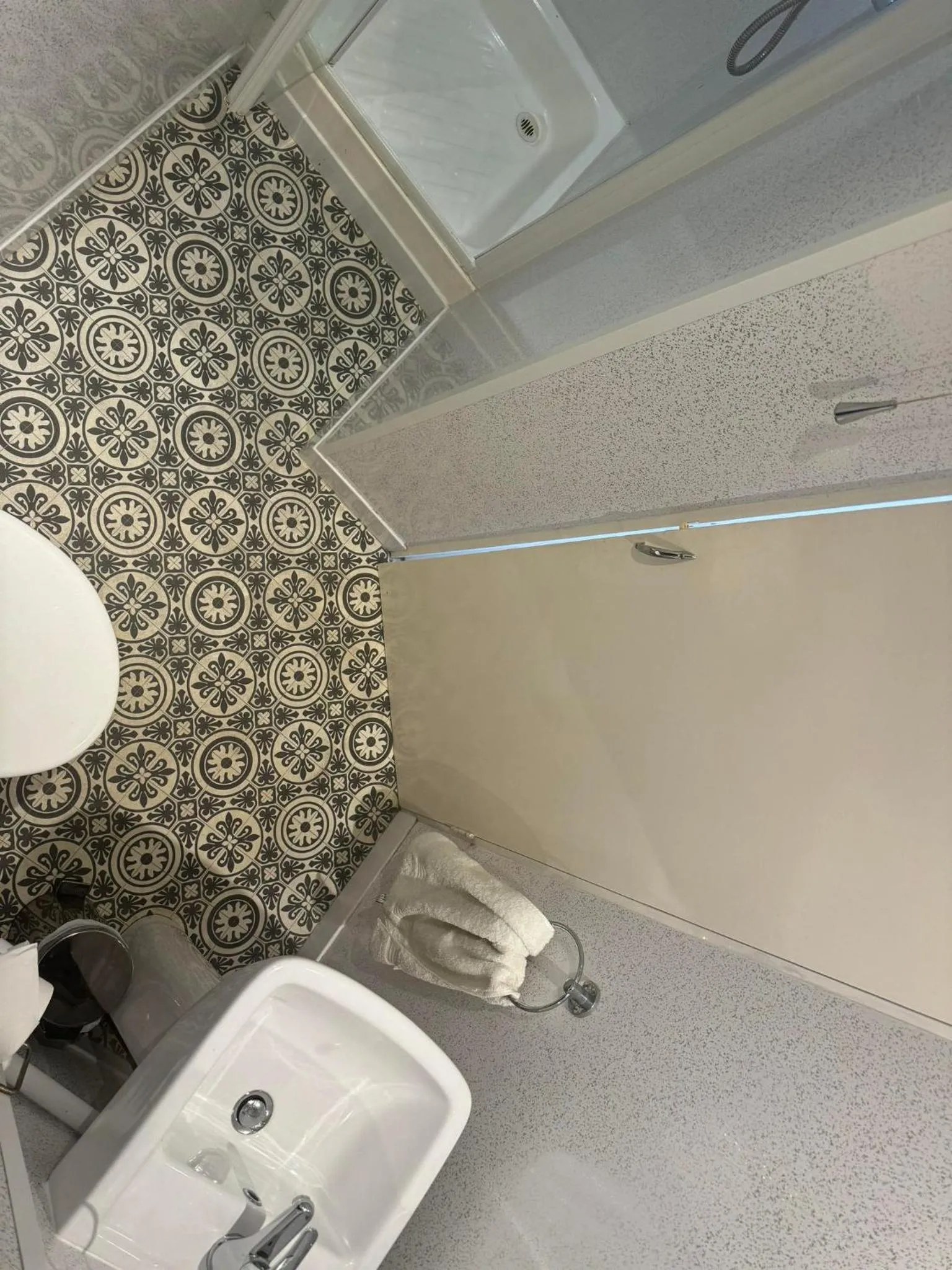 Bathroom in The Jubilee Hotel East - with NEWLY REFURBISHED SPA FACILITIES - GAMESPIT - AND SMOKEHOUSE