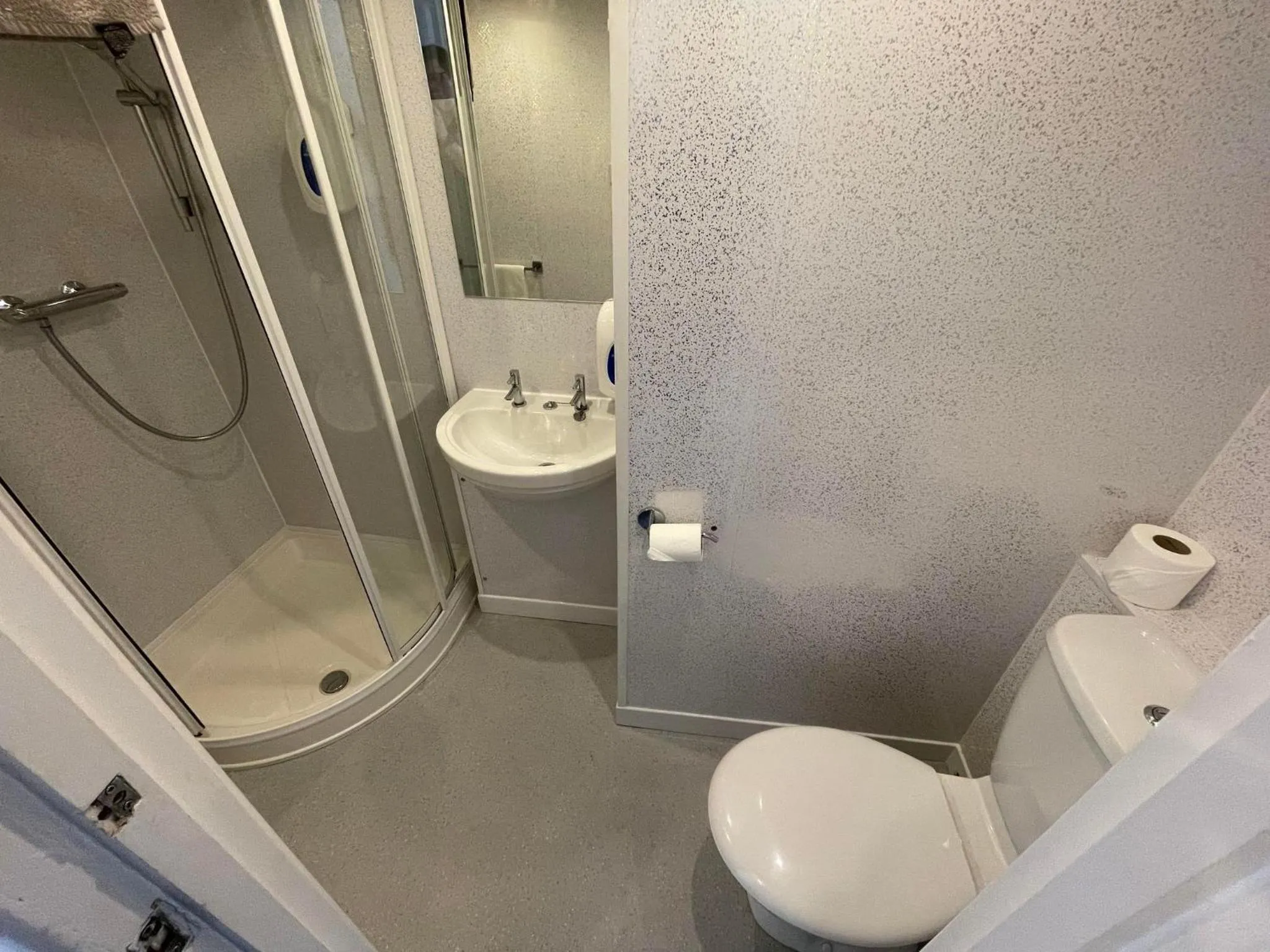 Bathroom in The Jubilee Hotel East - with NEWLY REFURBISHED SPA FACILITIES - GAMESPIT - AND SMOKEHOUSE