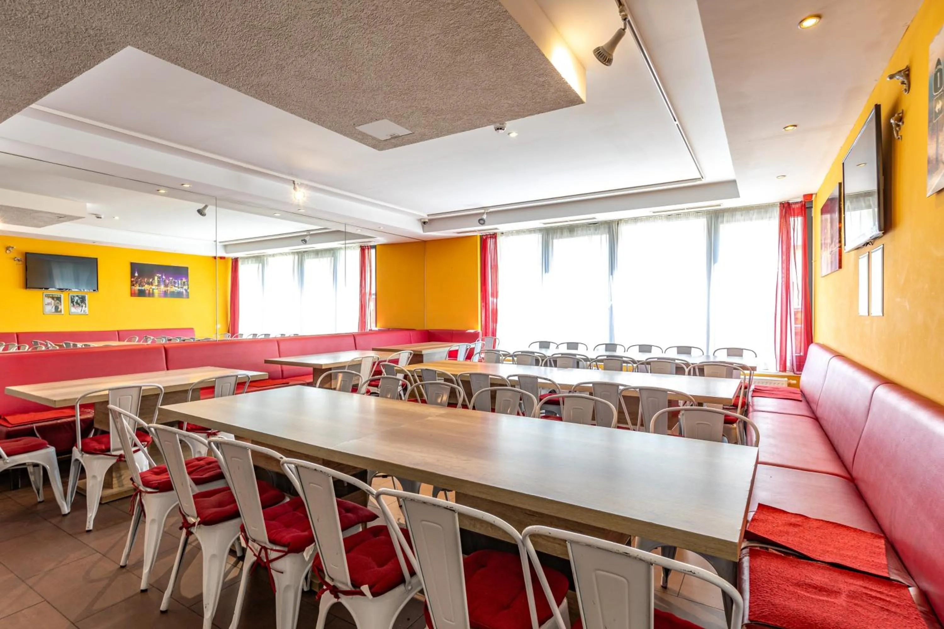 Dining area in A&T Hotel & Hostel