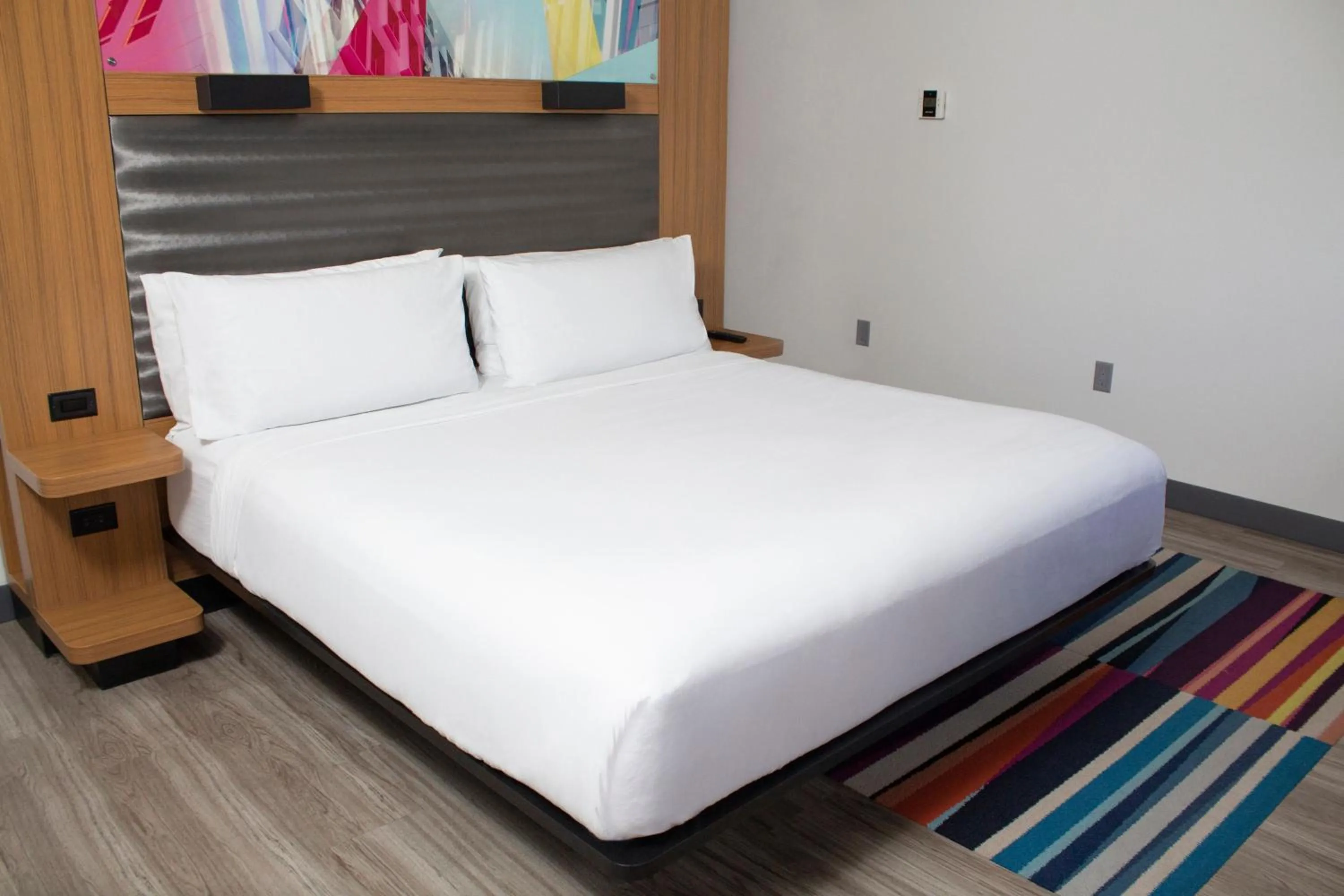 Photo of the whole room, Bed in Aloft Miami Doral