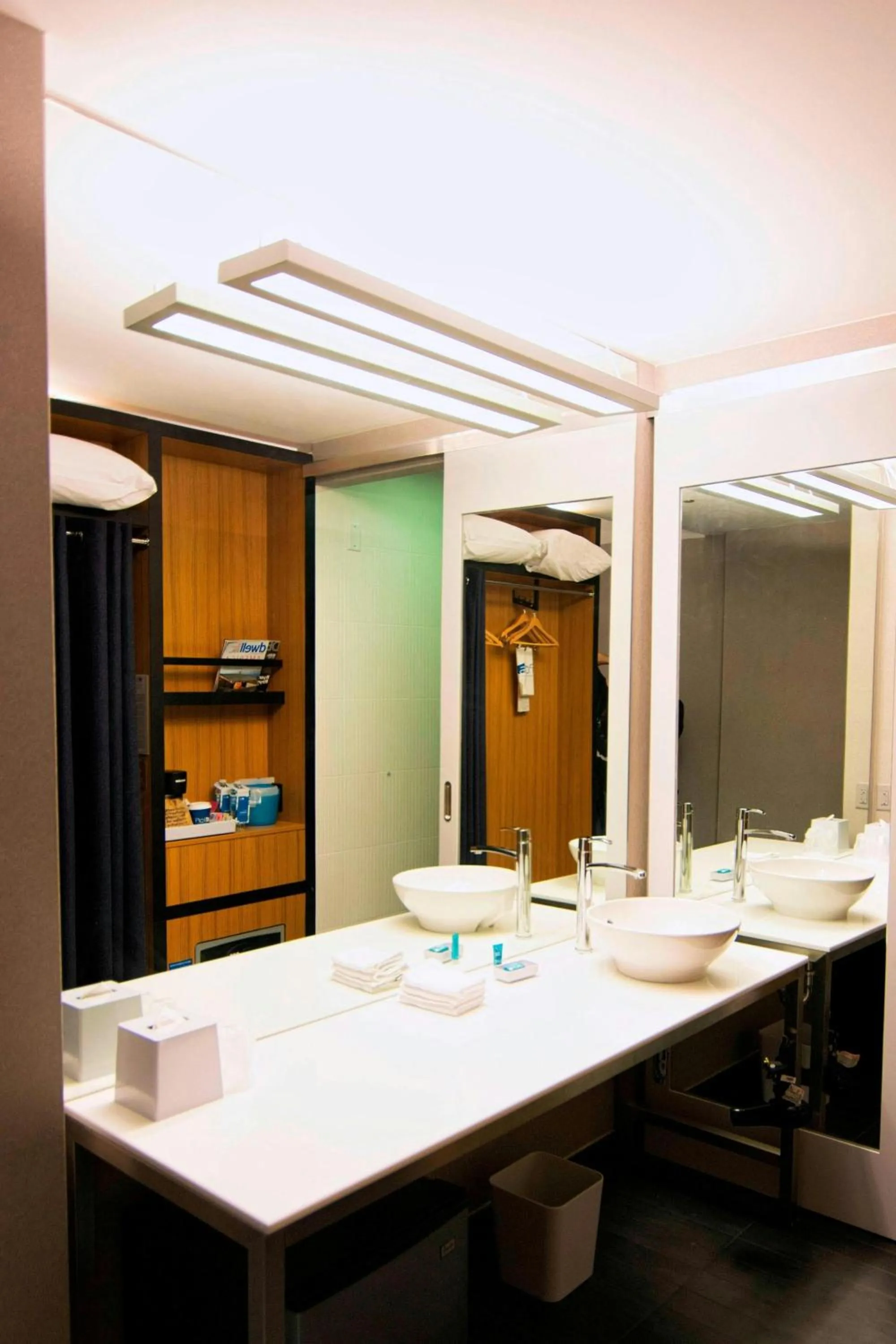 Photo of the whole room in Aloft Miami Doral